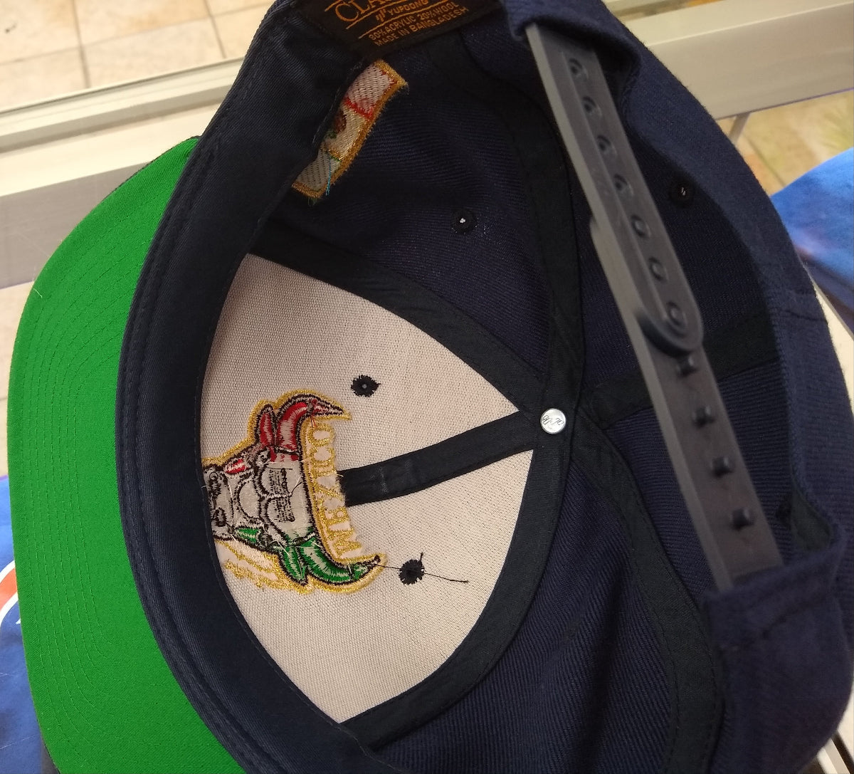 Gorra azul marino bordada con logo de toro mexicano SnapBack