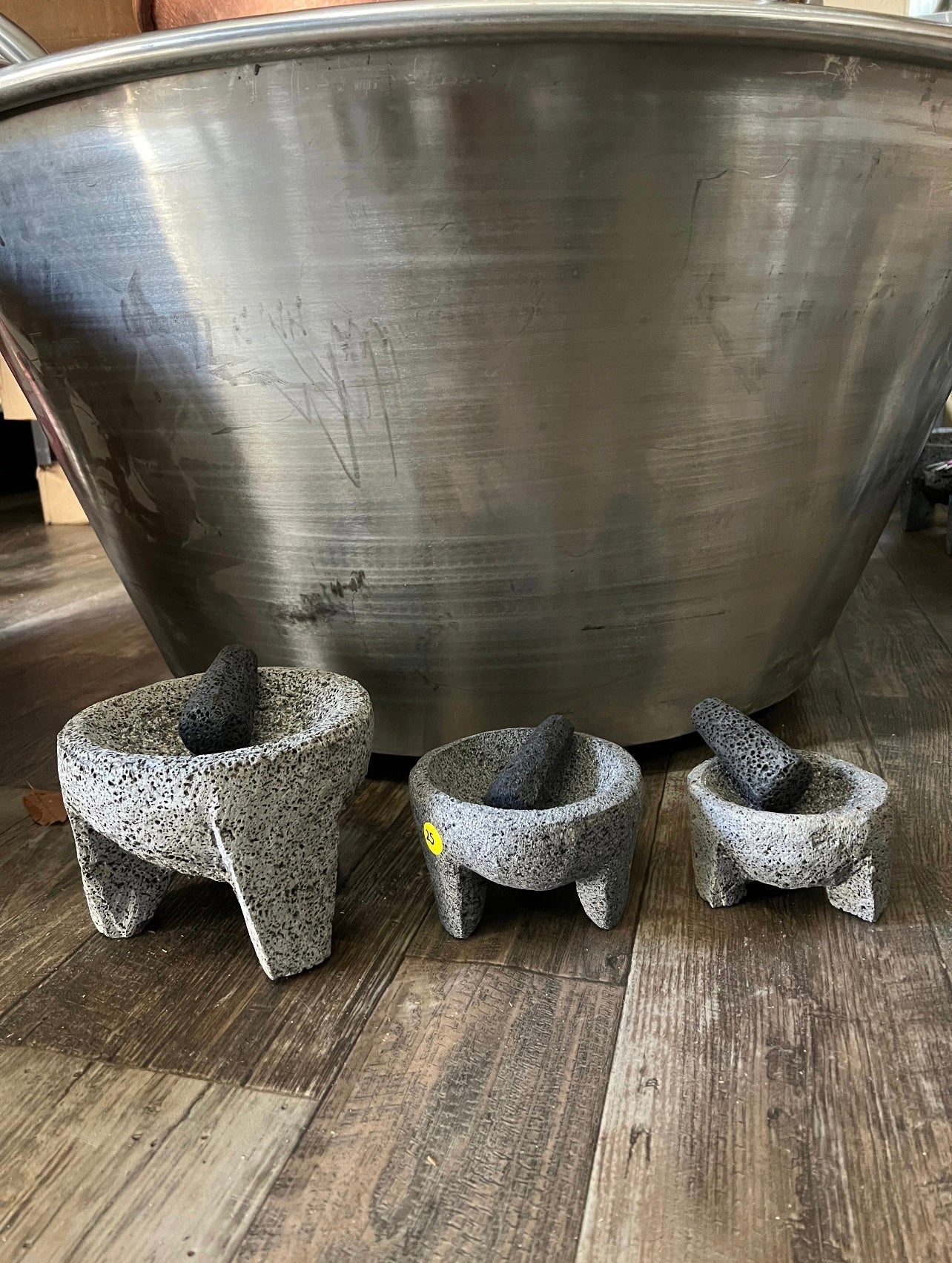 Molcajete Original 100 % de Piedra Volcánica de Lava - Mortero y Maja - Utensilio de Cocina Versátil para Moler y Triturar Ingredientes - Utensilios