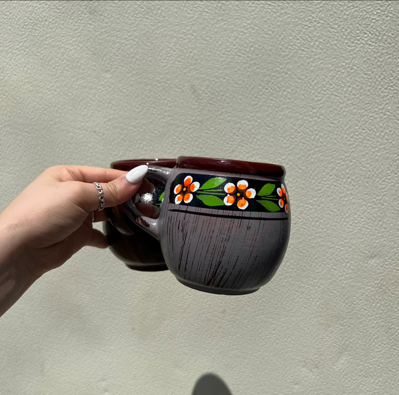 Taza de cerámica pintada a mano