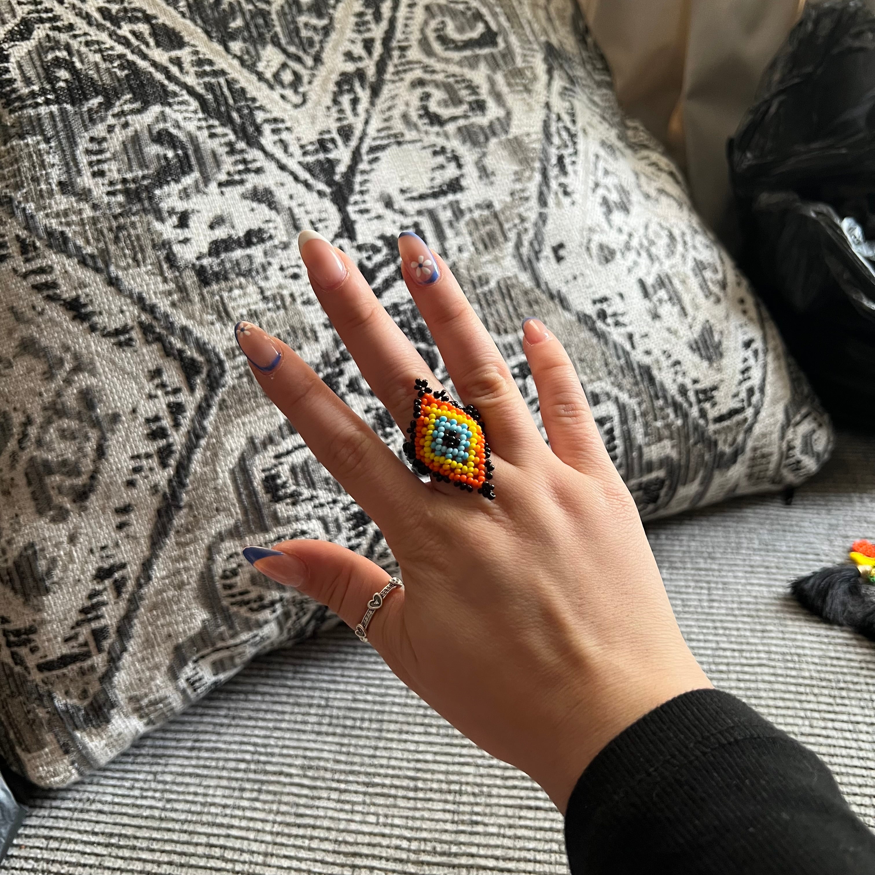 Anillo elástico huichol de cuentas de vidrio