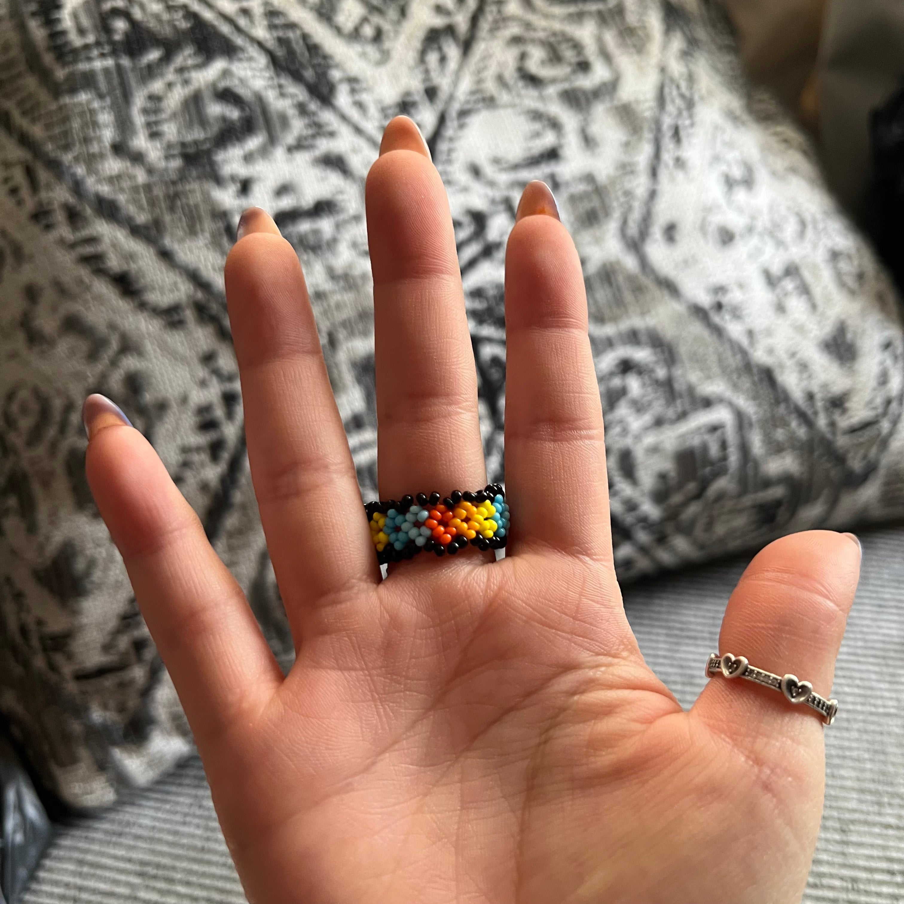 Anillo elástico huichol de cuentas de vidrio