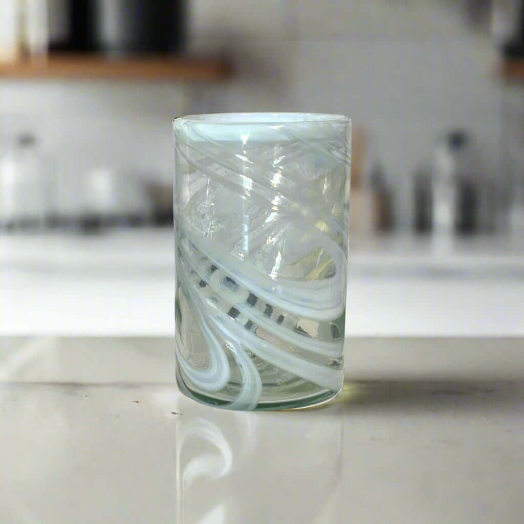 Vaso mexicano soplado a mano con remolino blanco | Cristalería artesanal