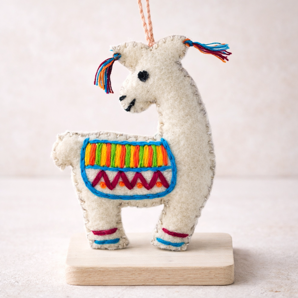 Adorno de lana fieltrada bordada de llama hecho a mano - México