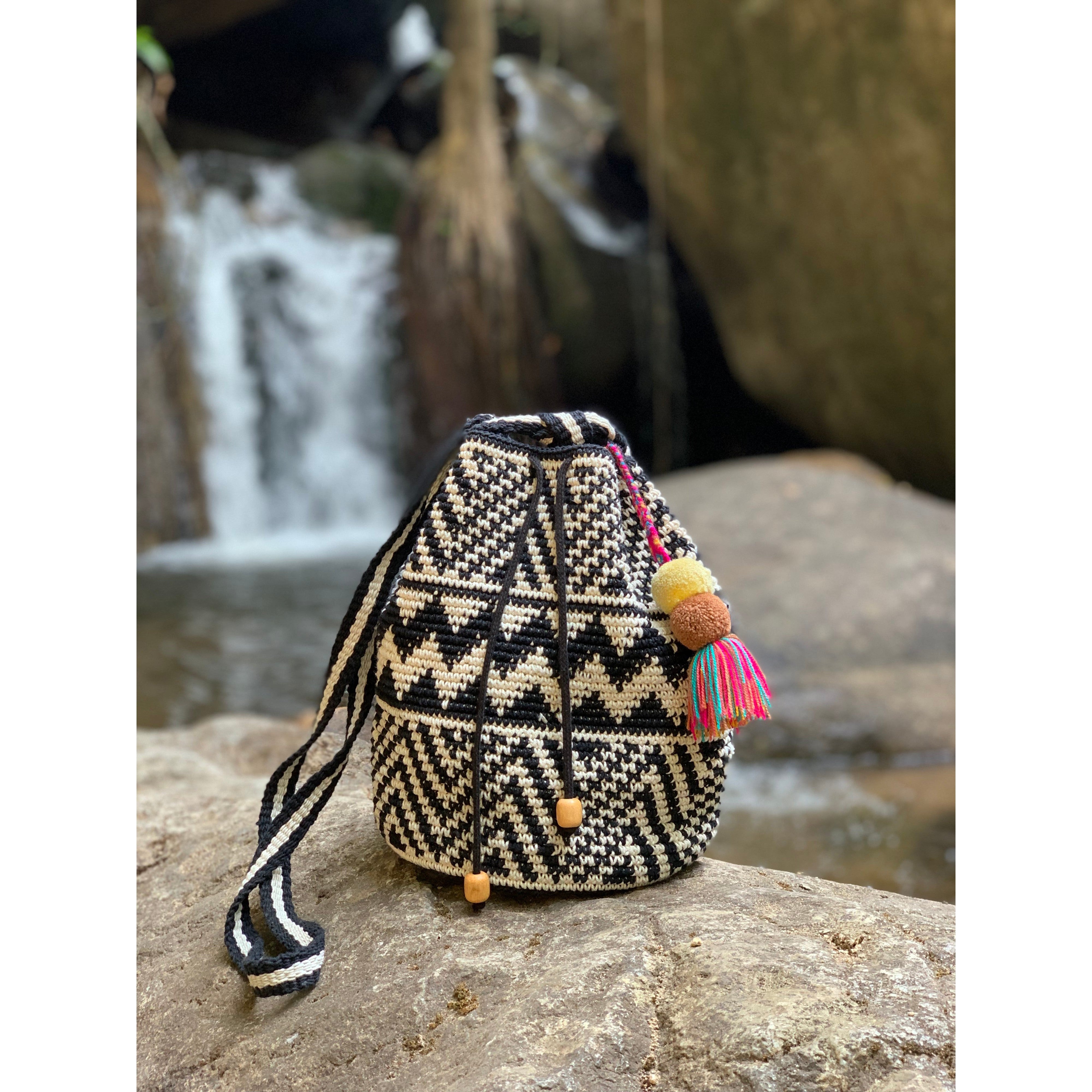 Bolso cruzado de verano de crochet con diseño chevron boho en blanco y negro - Guatemala