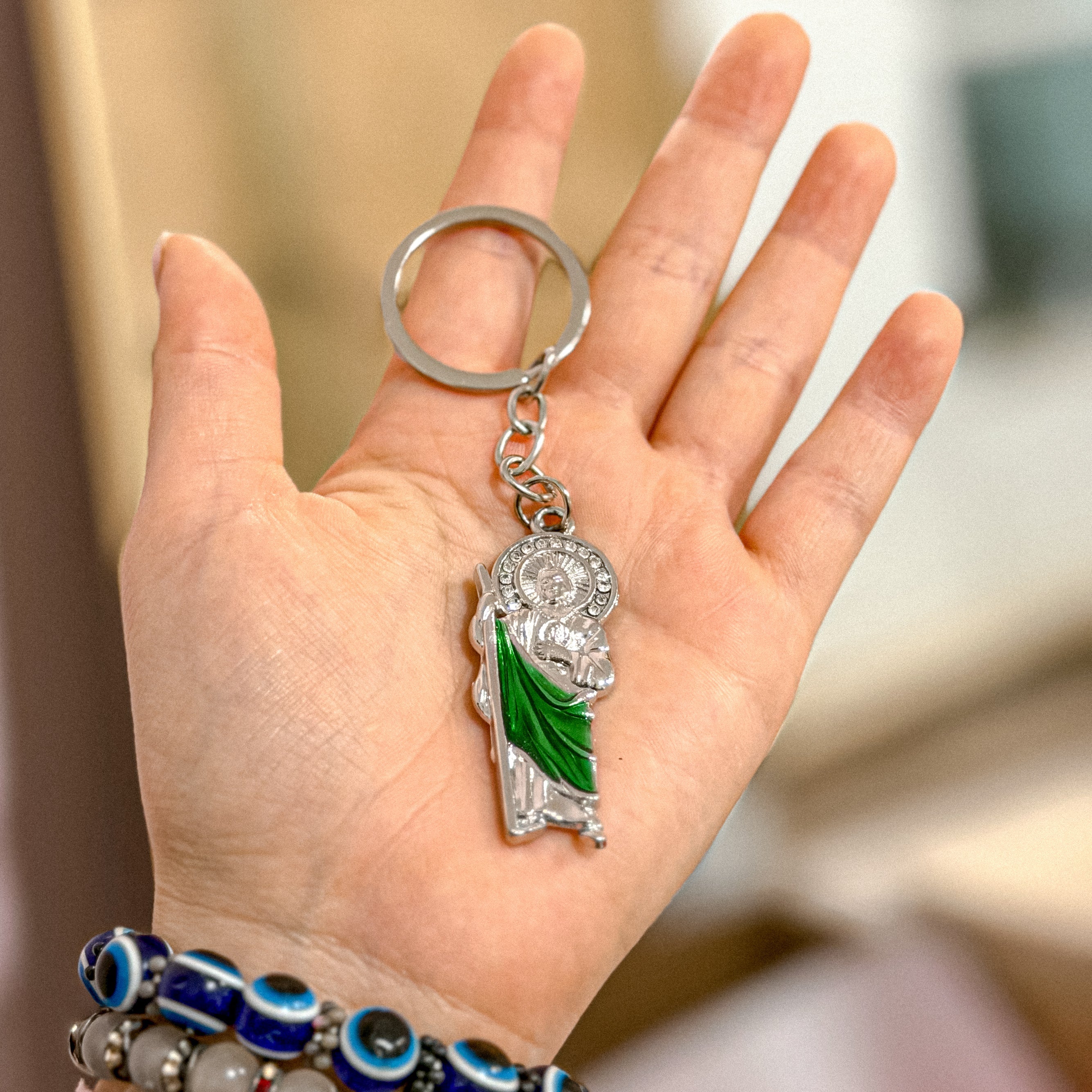 Llavero de plata de San Judas con detalles verdes