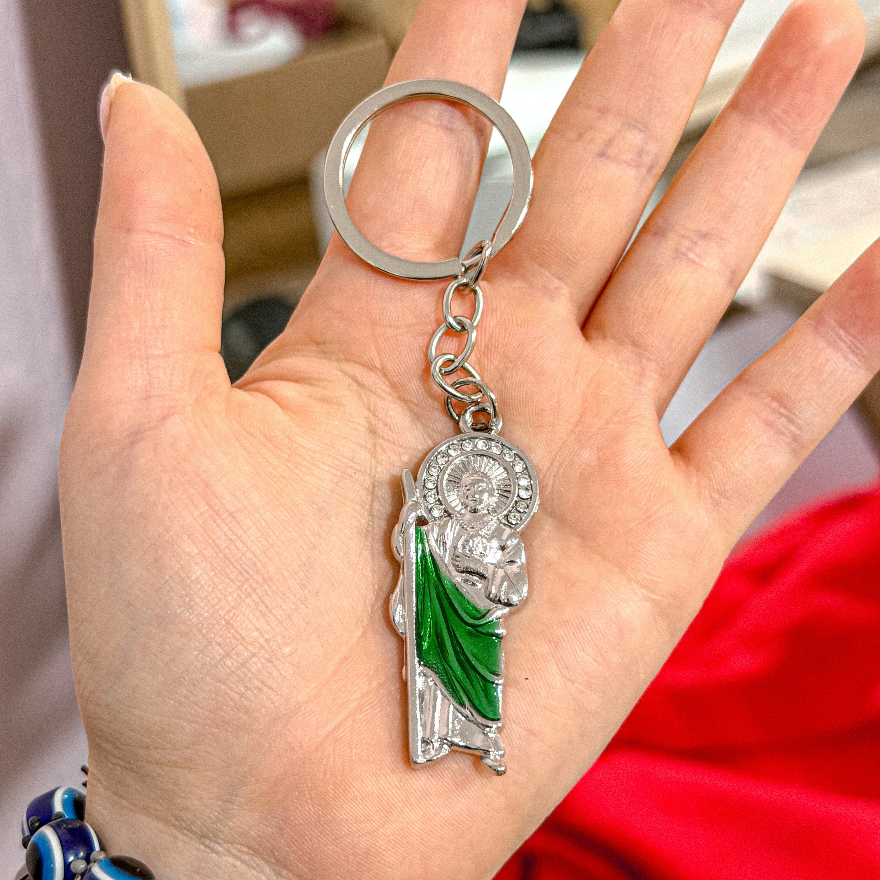 Llavero de plata de San Judas con detalles verdes