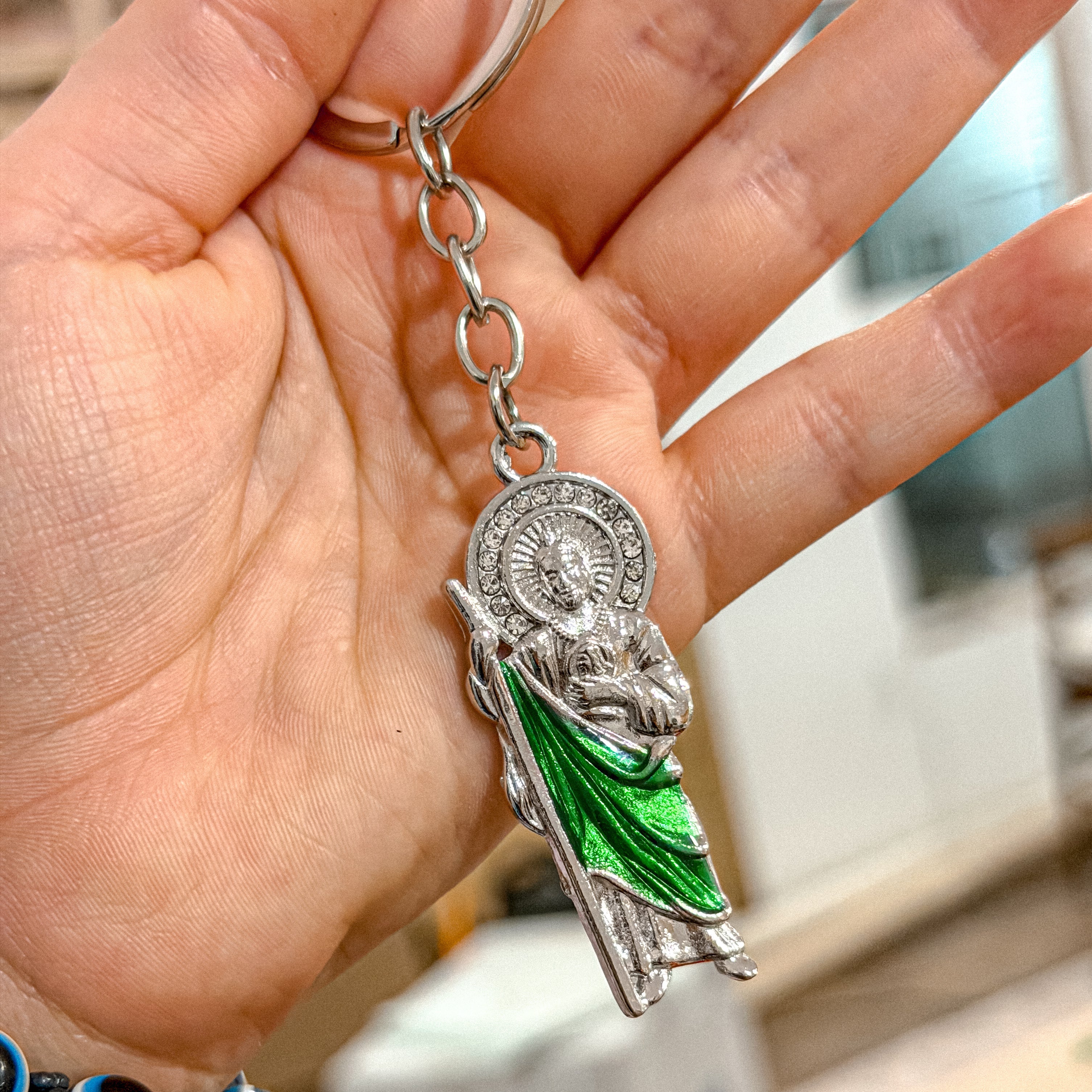 Llavero de plata de San Judas con detalles verdes