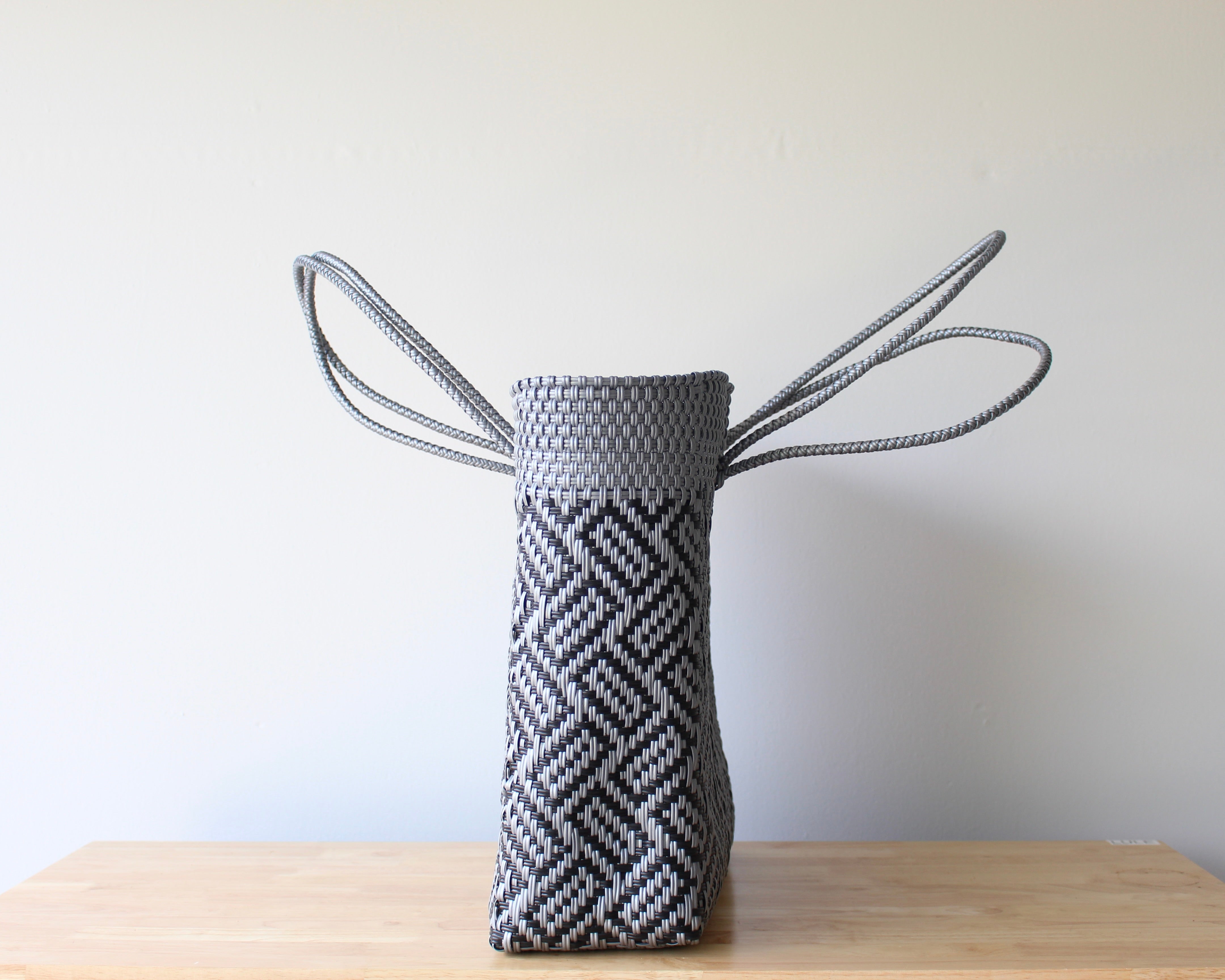 Mercado Large Tote – Silver & Black Rectangle Weave