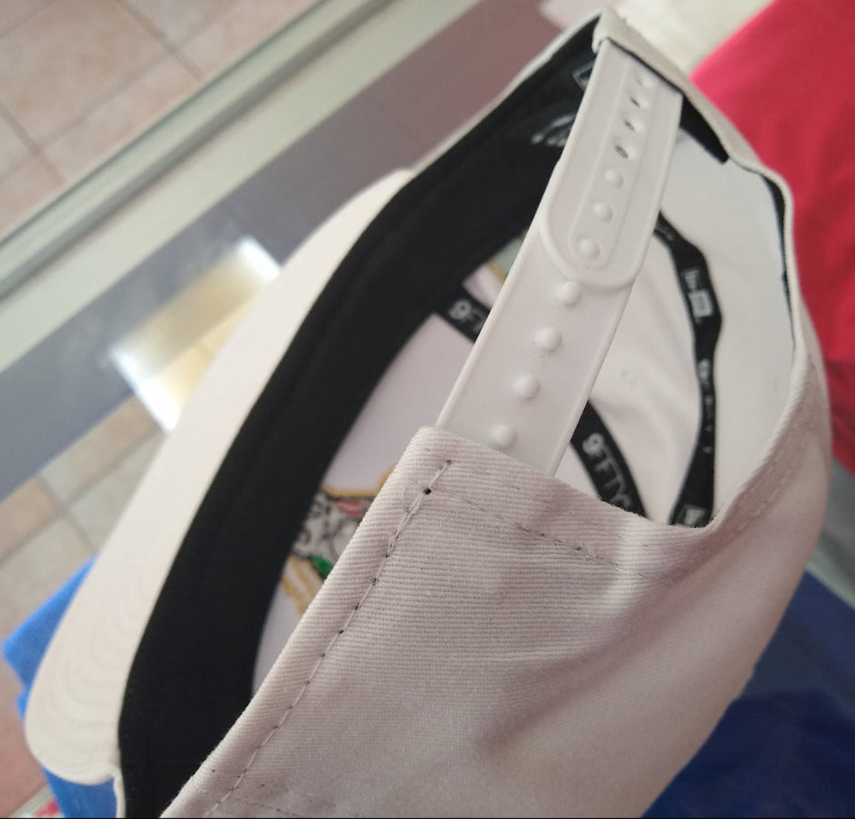 Gorra Blanca New Era SnapBack Bordada con Logo de Toro Mexicano