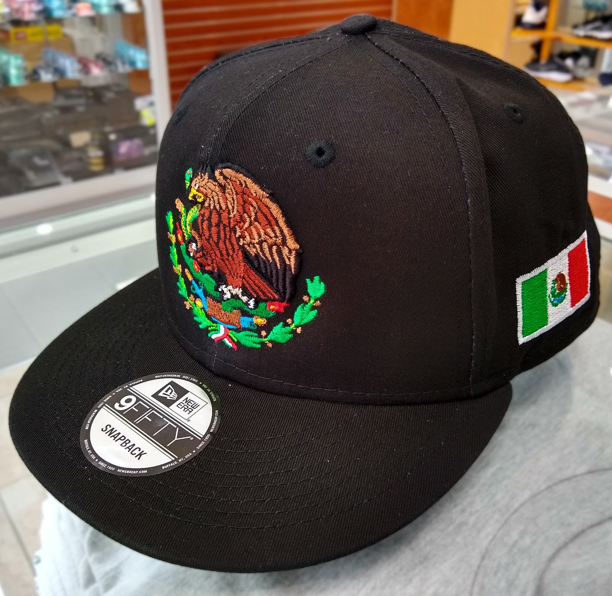 Gorra New Era Snapback Negra con Escudo y Bandera de México