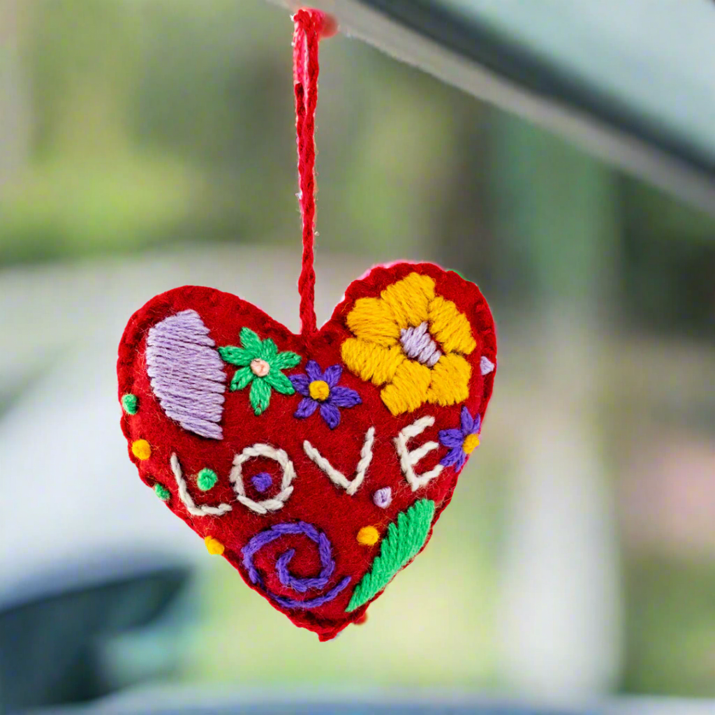 Adorno artesanal bordado de Corazón de amor - México