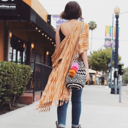 Bolso cruzado de verano de crochet con diseño chevron boho en blanco y negro - Guatemala