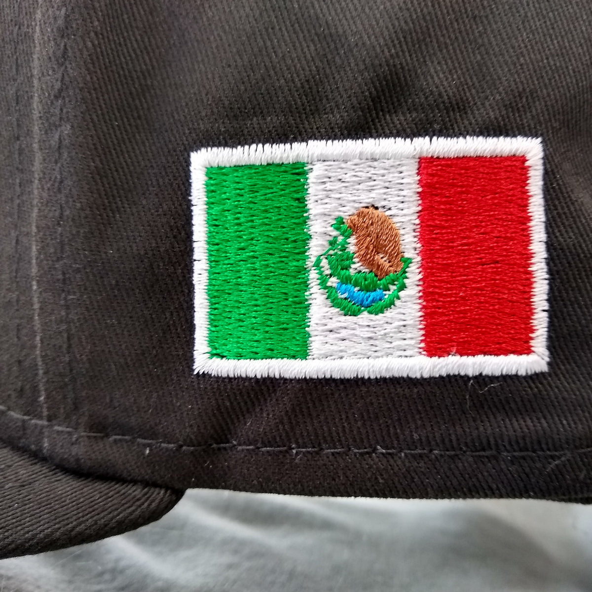 Gorra New Era Snapback Negra con Escudo y Bandera de México