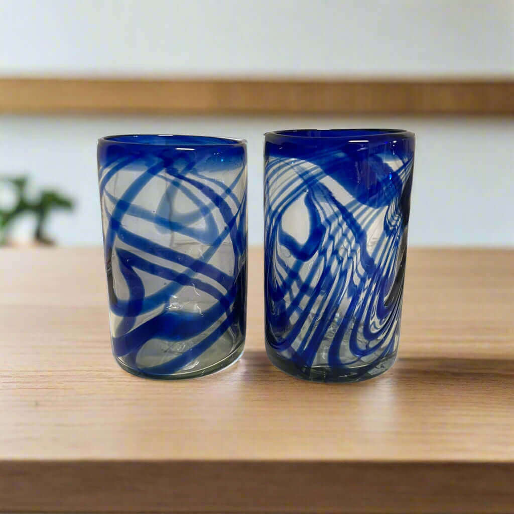 Vaso de cristal soplado a mano con remolino azul | Vaso tequilero mexicano