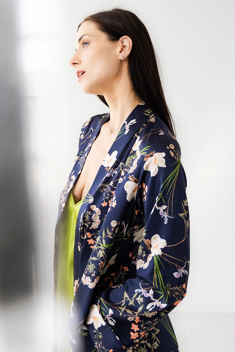Bata de seda con diseño floral