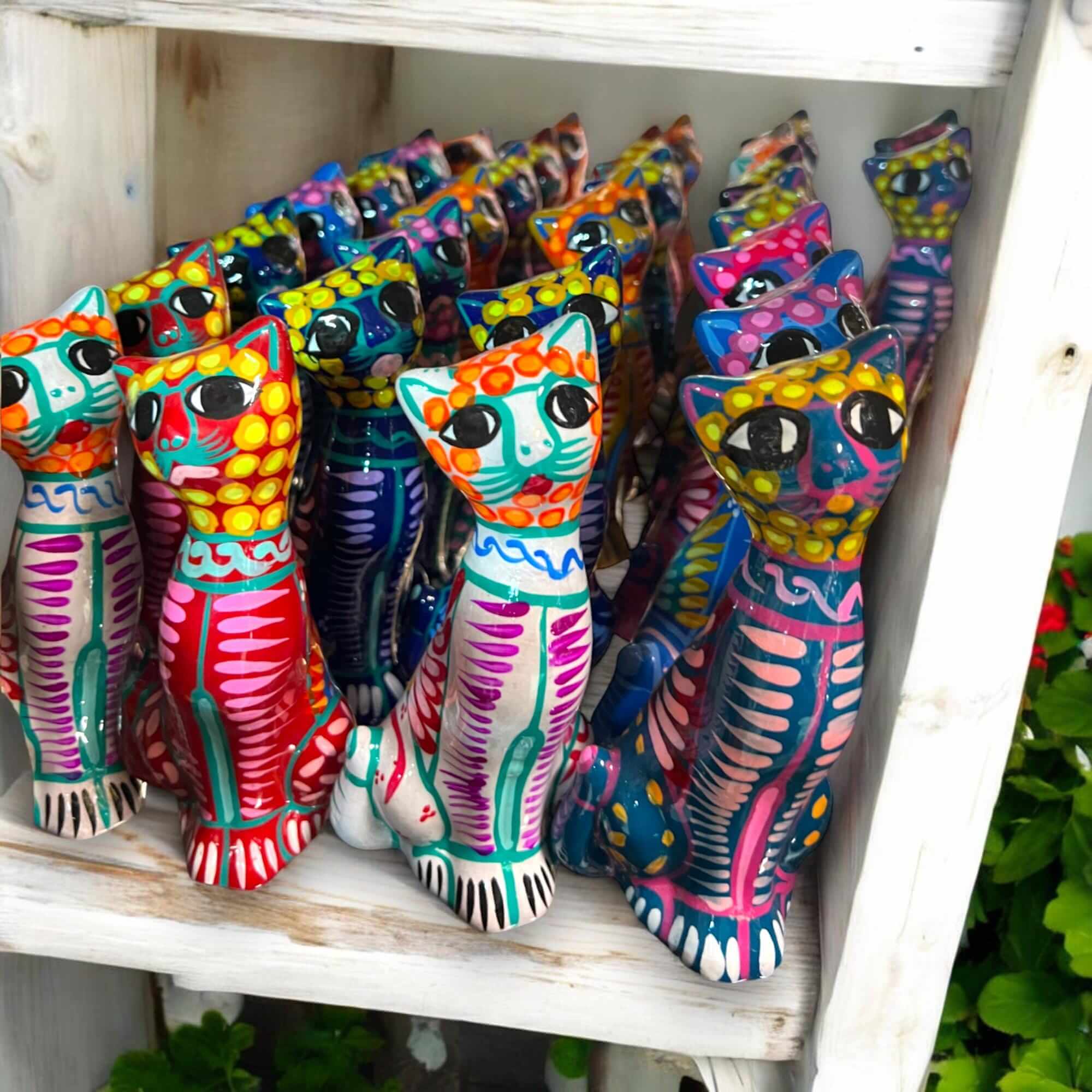 Estatua de Gato de Guerrero Pintada a Mano | Figura de Cerámica Mexicana Colorida (Mediana)