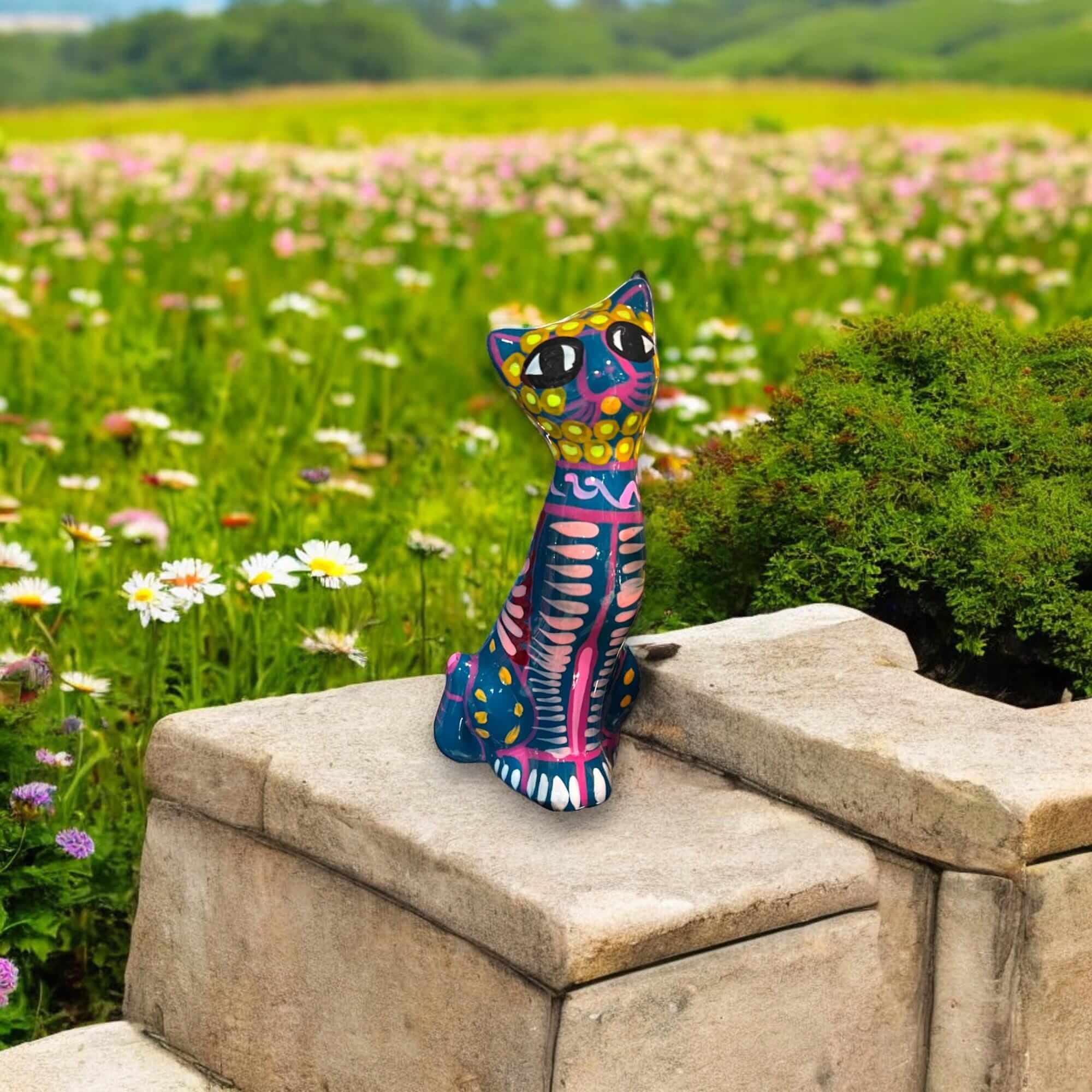 Estatua de Gato de Guerrero Pintada a Mano | Figura de Cerámica Mexicana Colorida (Mediana)