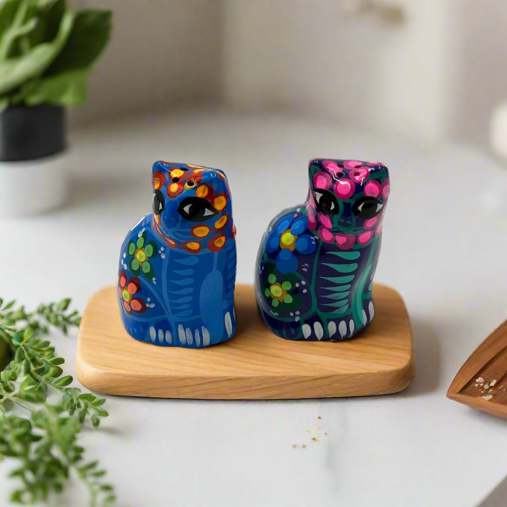 Juego de 2 saleros y pimenteros de talavera con forma de gato | Cerámica pintada a mano