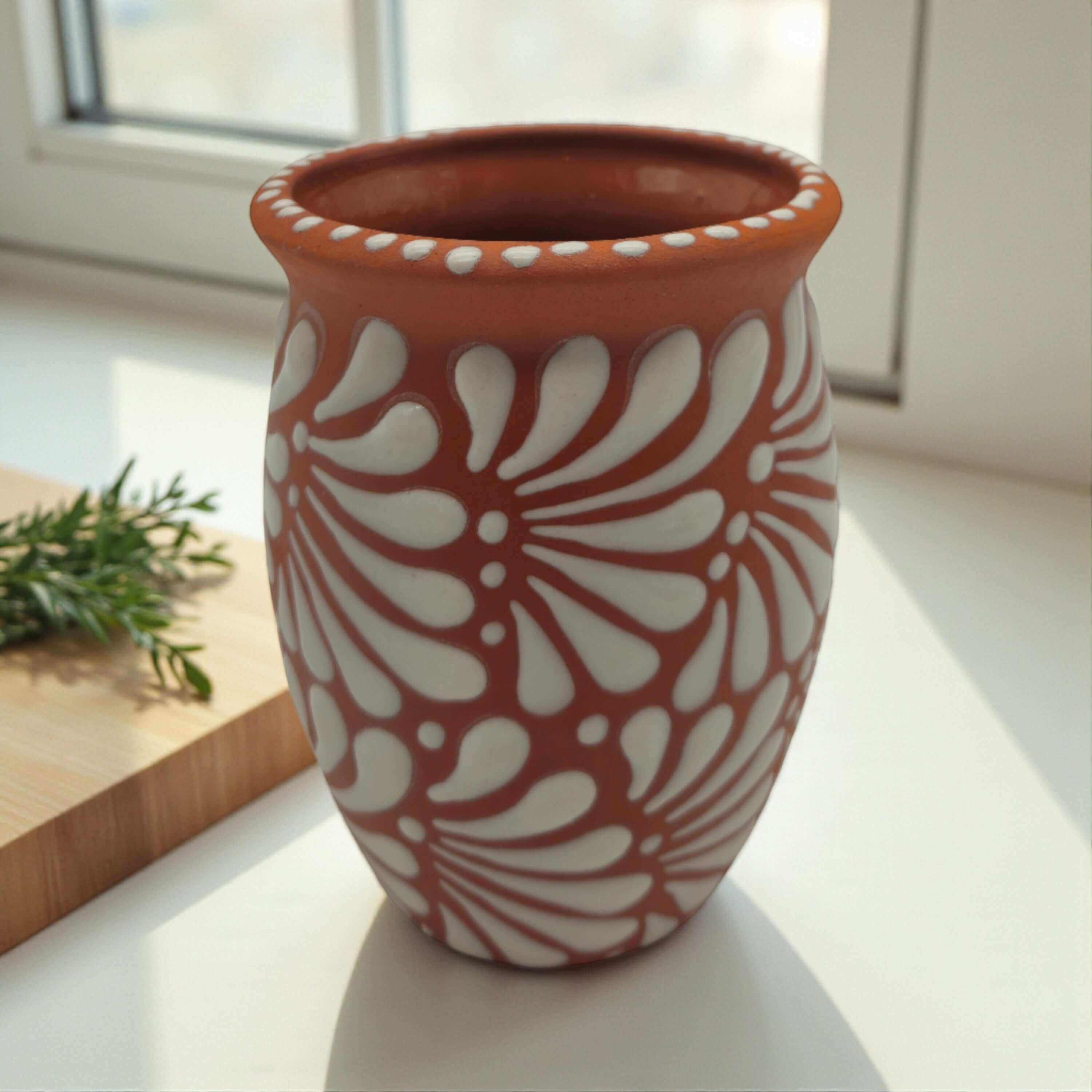 Cantarito de barro en relieve | Taza de cerámica mexicana artesanal