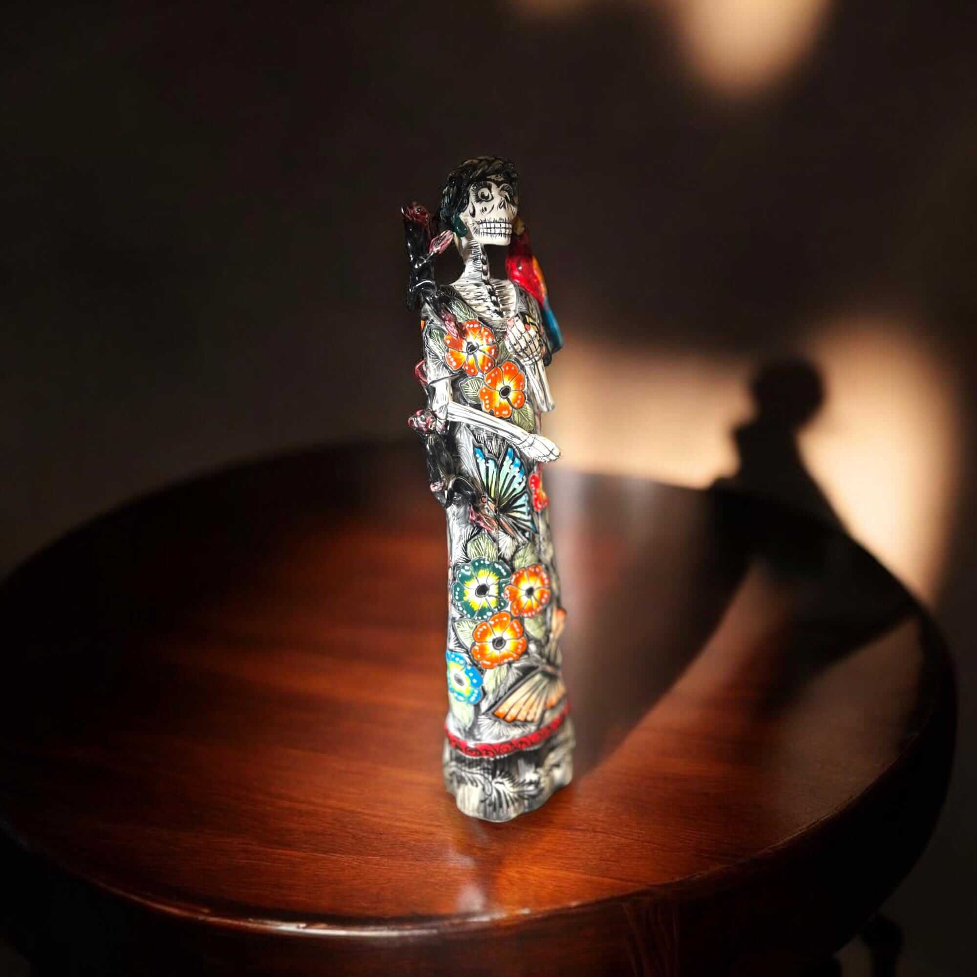 Figura de Catrina de Talavera | Esqueleto del Día de Muertos con Mono y Pájaro