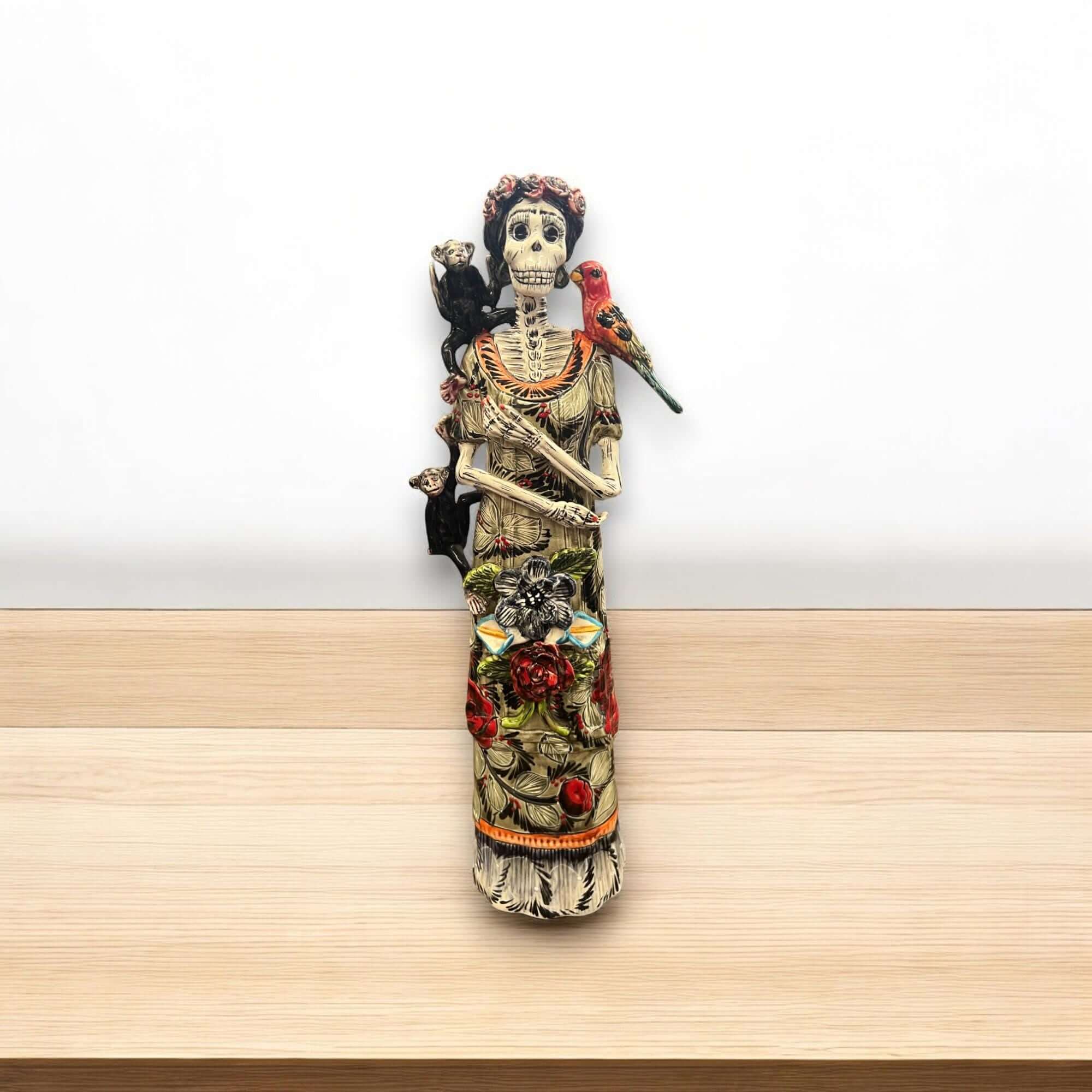 Figura de Catrina de Talavera | Esqueleto del Día de Muertos con Mono y Pájaro