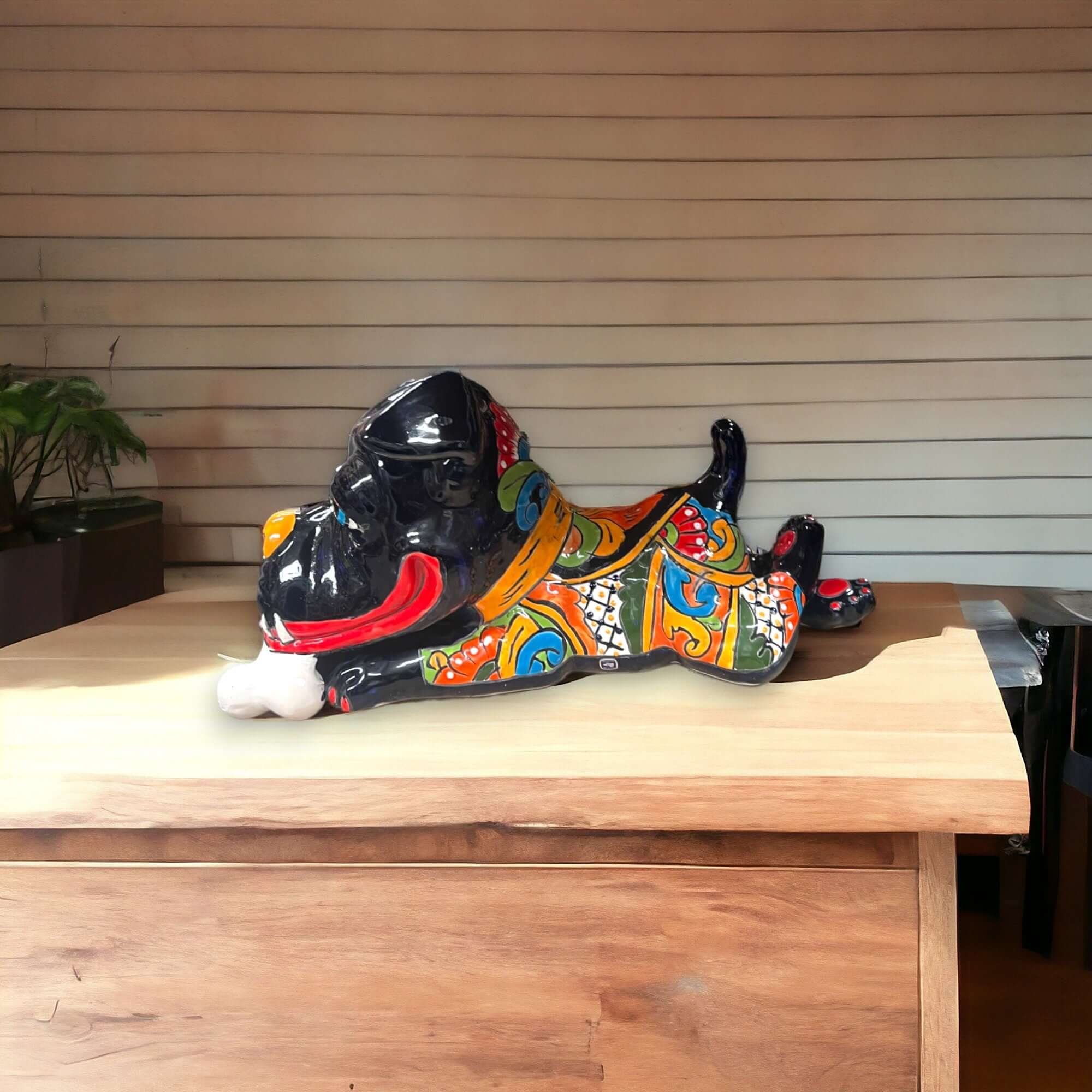 Decoración de cerámica Talavera pintada a mano con perro grande echado y hueso