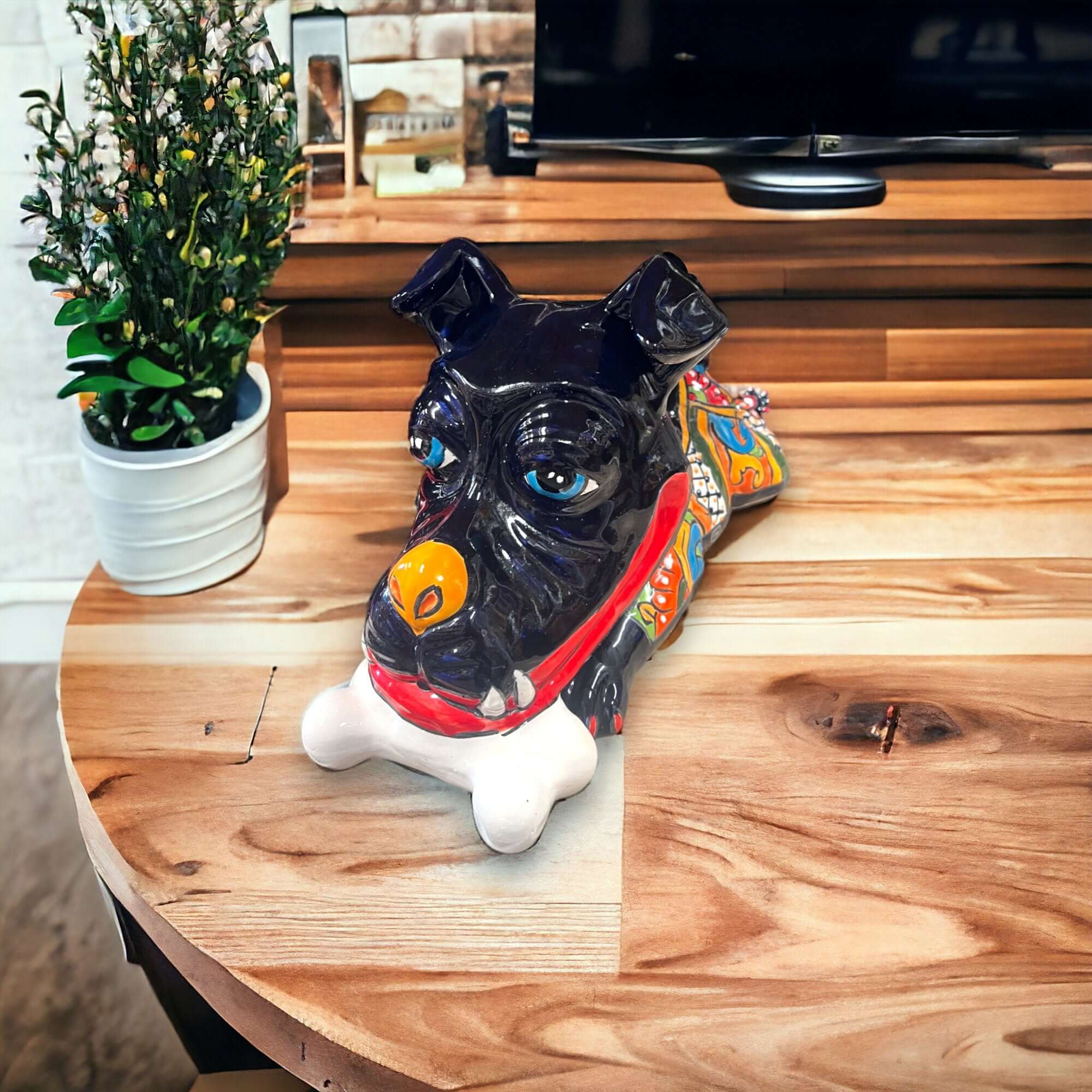 Decoración de cerámica Talavera pintada a mano con perro grande echado y hueso
