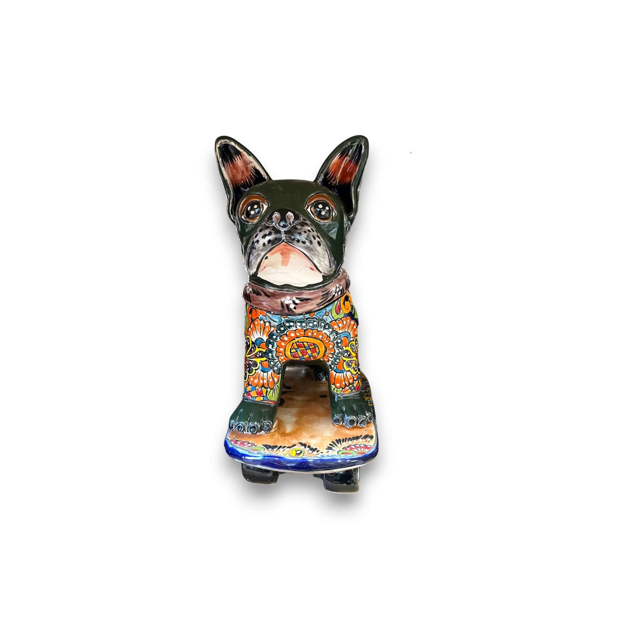Estatua de bulldog francés de Talavera | Arte colorido de bulldog en patineta