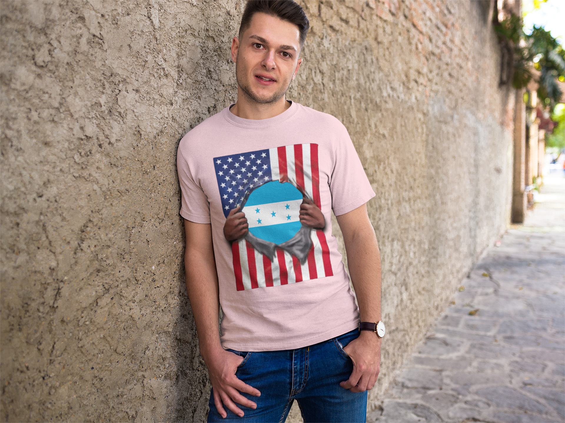 Camiseta Orgullo Bandera de Honduras + Bandera de EE. UU. | Bandera Hondureña + Estadounidense Rasgada 4 de Julio | Camisetas Divertidas Virales Latinas | Unisex - 4 Colores