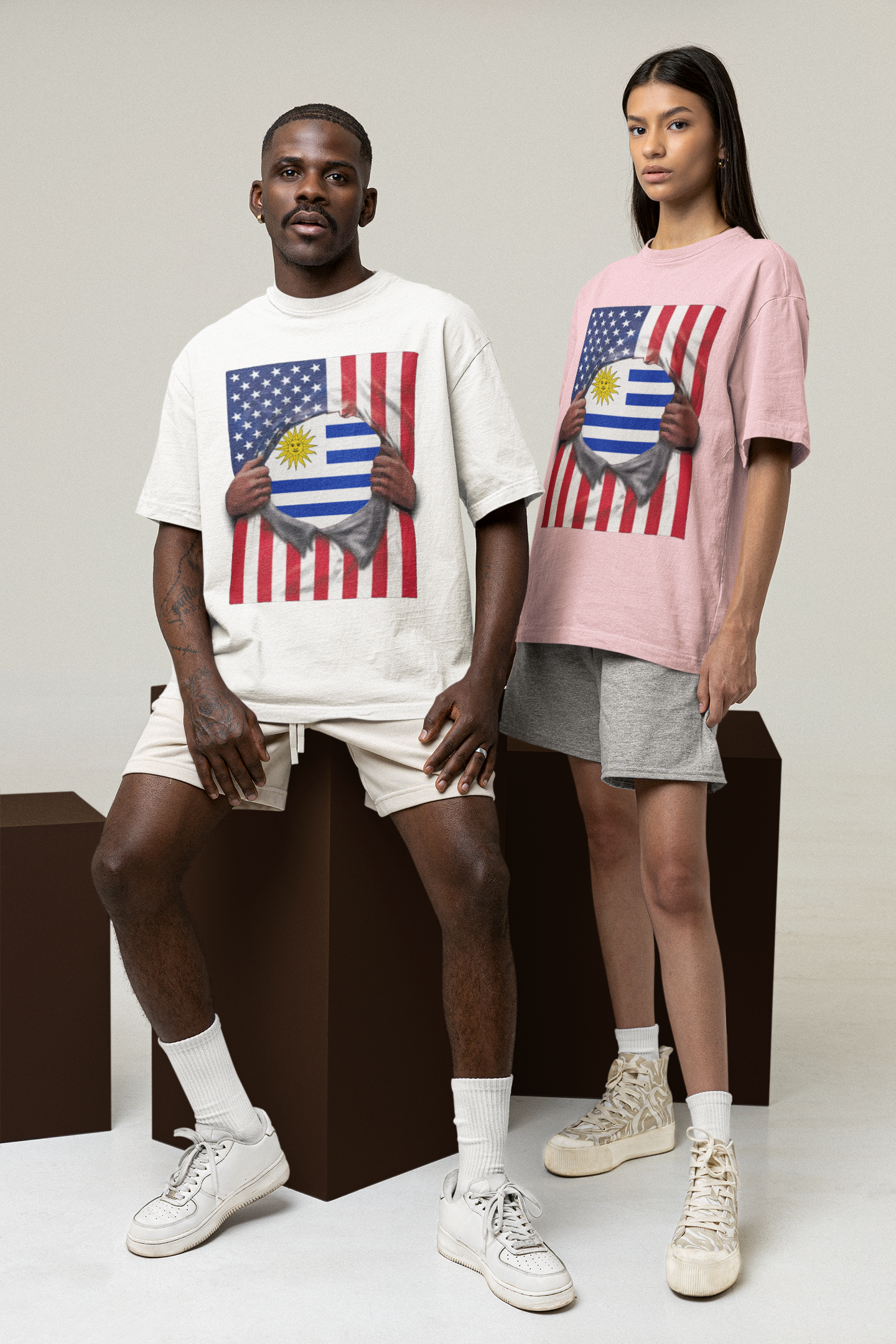 Camiseta con la bandera de Uruguay + bandera de EE. UU. | Desgarro de la bandera uruguaya + estadounidense para el 4 de julio | Camisetas latinas virales y divertidas | Unisex - 4 colores