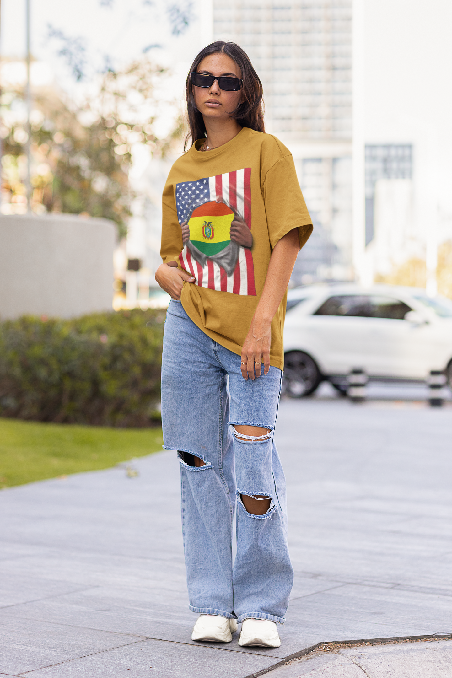 Camiseta del Orgullo de Bolivia + Bandera de EE. UU. | Bandera boliviana + americana rasgada para el 4 de julio | Camisetas latinas divertidas y virales | Unisex - 4 colores