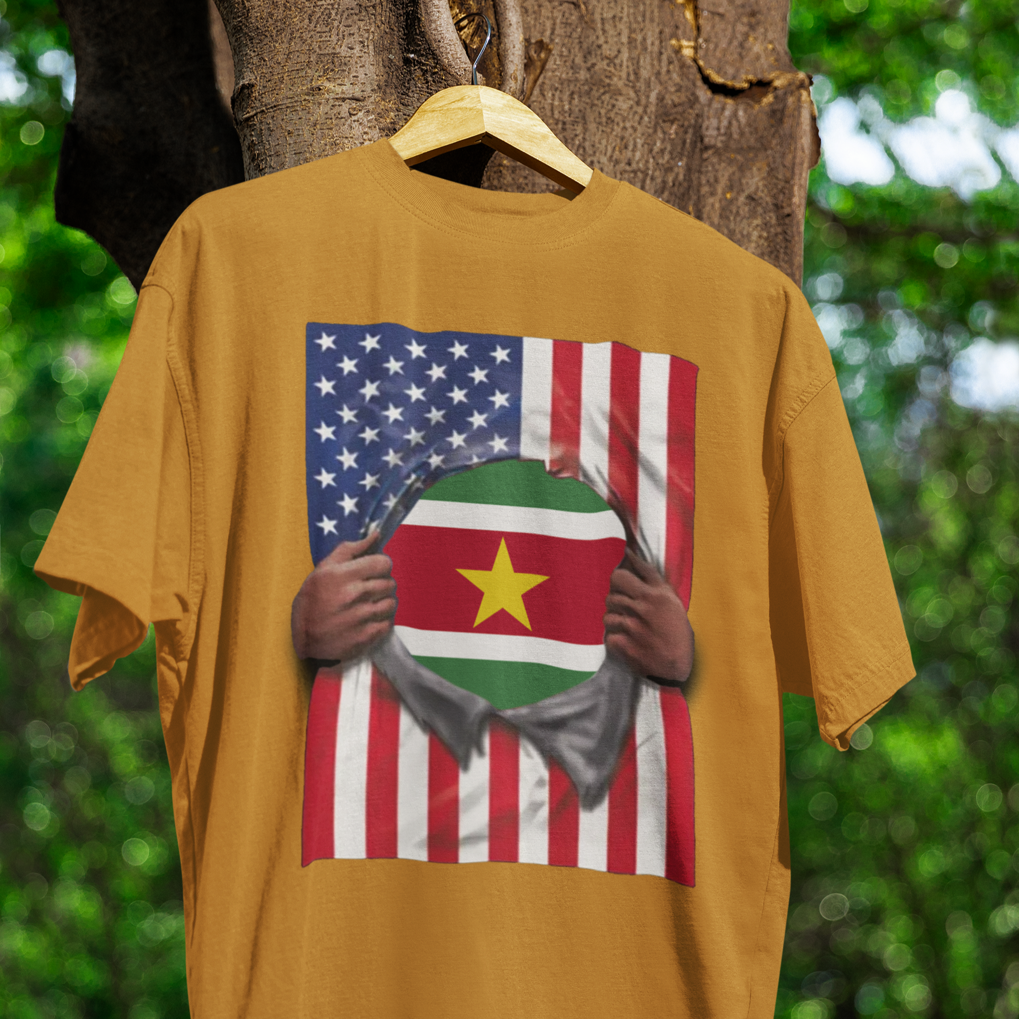 Camiseta de orgullo con la bandera de Surinam + EE. UU. | Desgarro de las banderas de Surinam y América para el 4 de Julio | Camisetas latinas virales divertidas | Unisex - 4 Colores