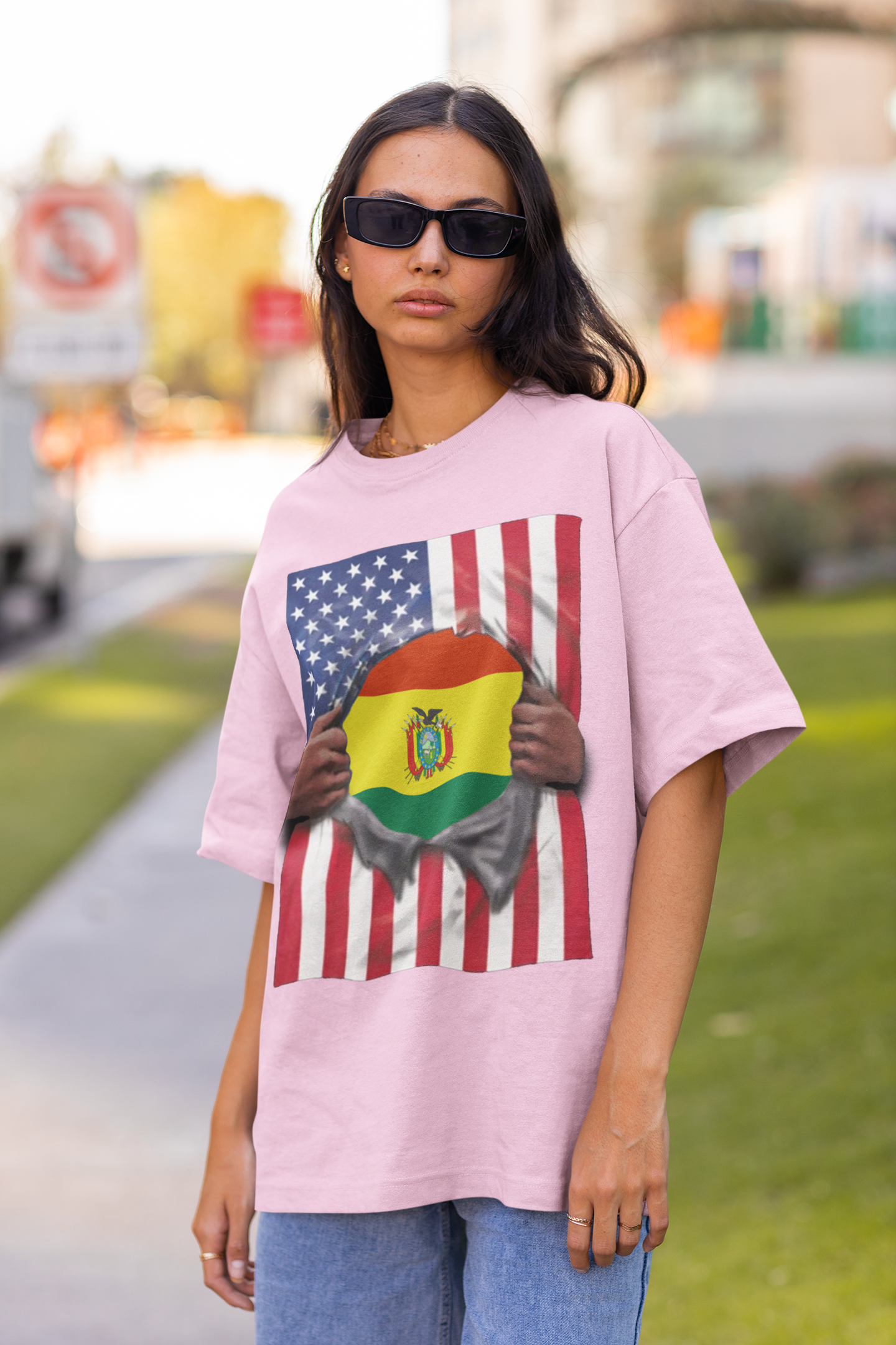 Camiseta del Orgullo de Bolivia + Bandera de EE. UU. | Bandera boliviana + americana rasgada para el 4 de julio | Camisetas latinas divertidas y virales | Unisex - 4 colores