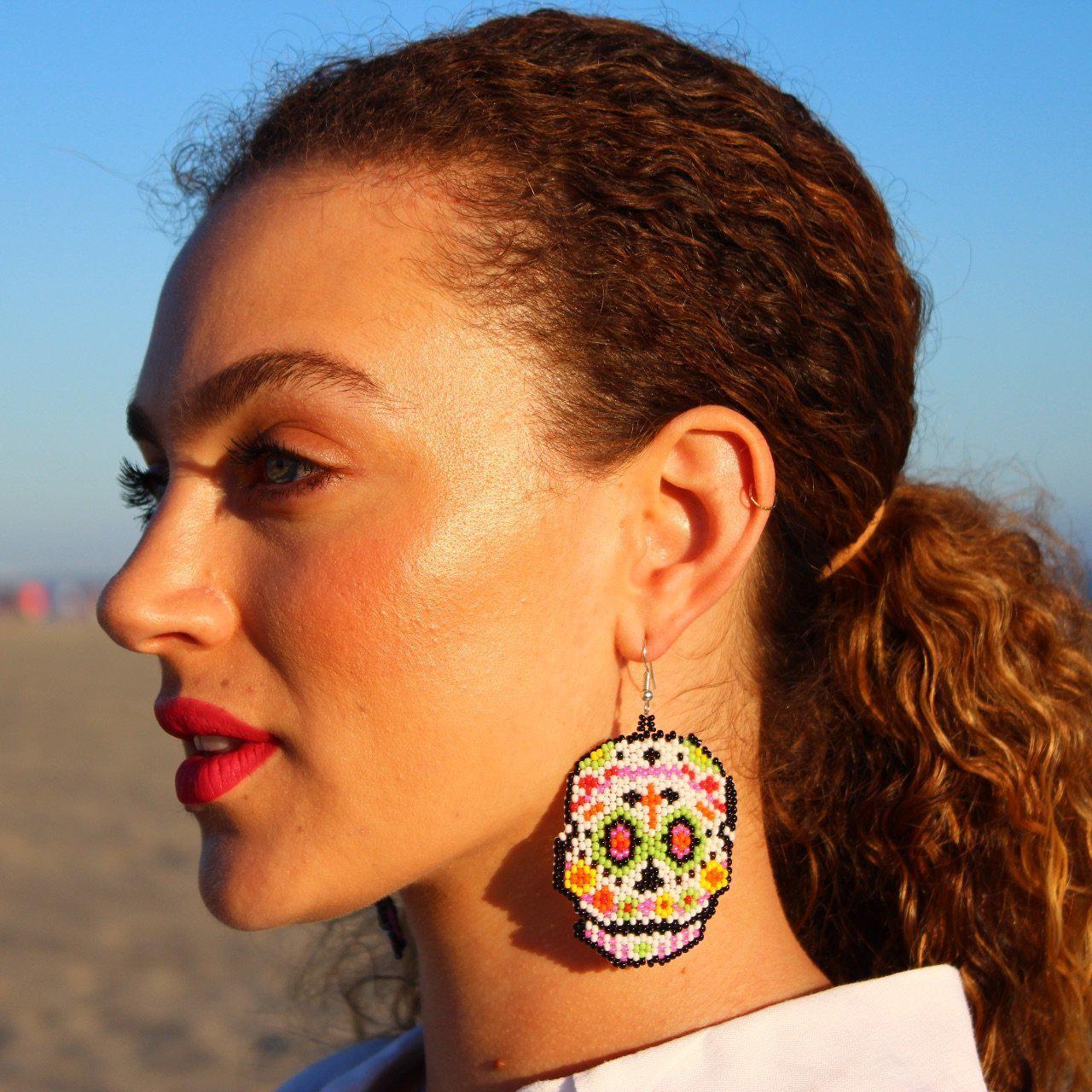 Pendientes de calavera de azúcar con cuentas de semillas - Guatemala