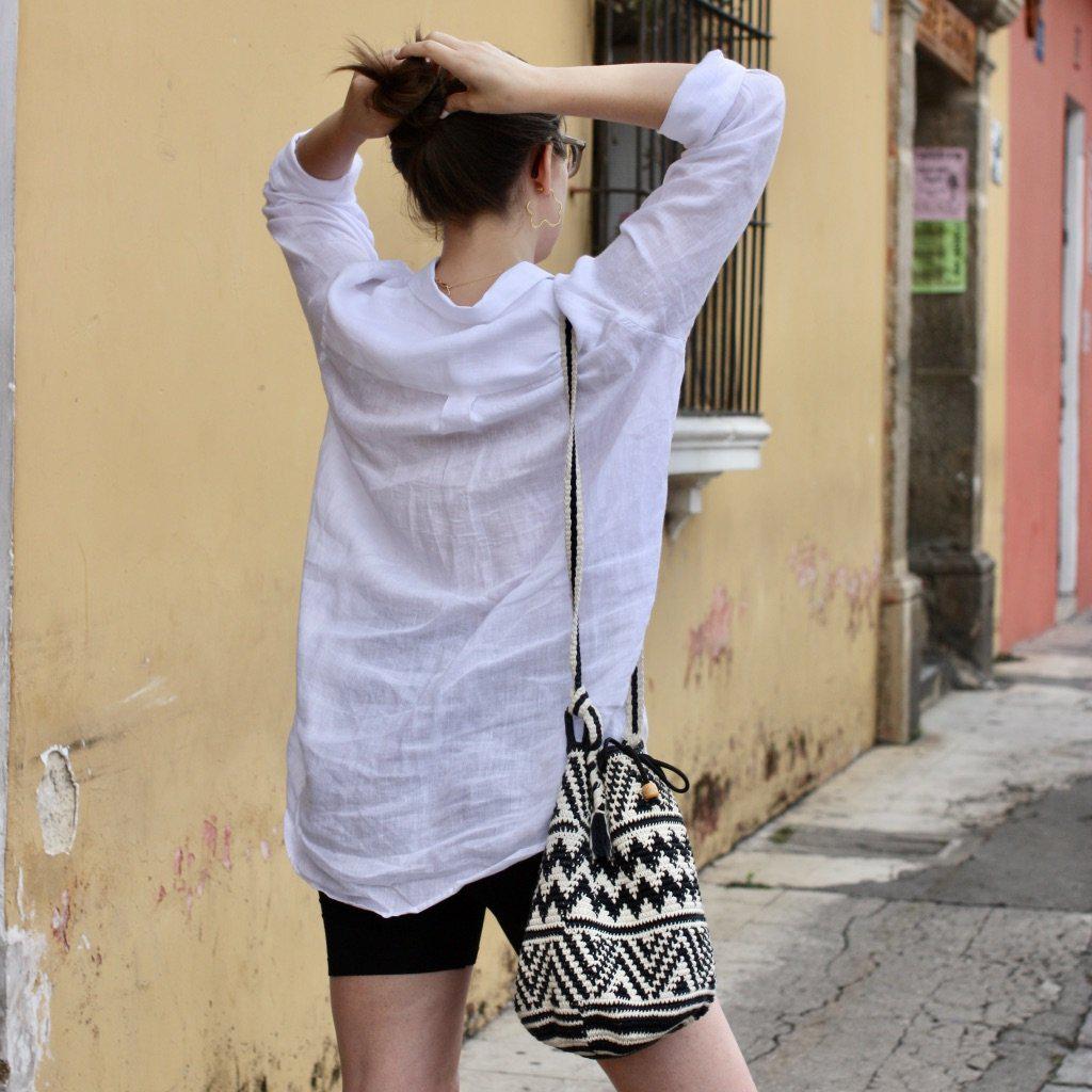 Bolso cruzado de verano de crochet con diseño chevron boho en blanco y negro - Guatemala