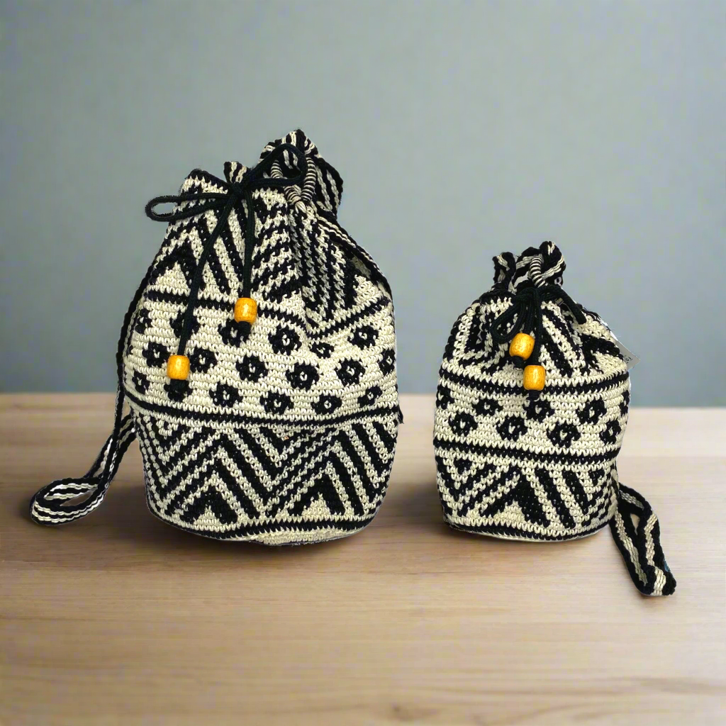 Bolso cruzado de verano de crochet con diseño chevron boho en blanco y negro - Guatemala