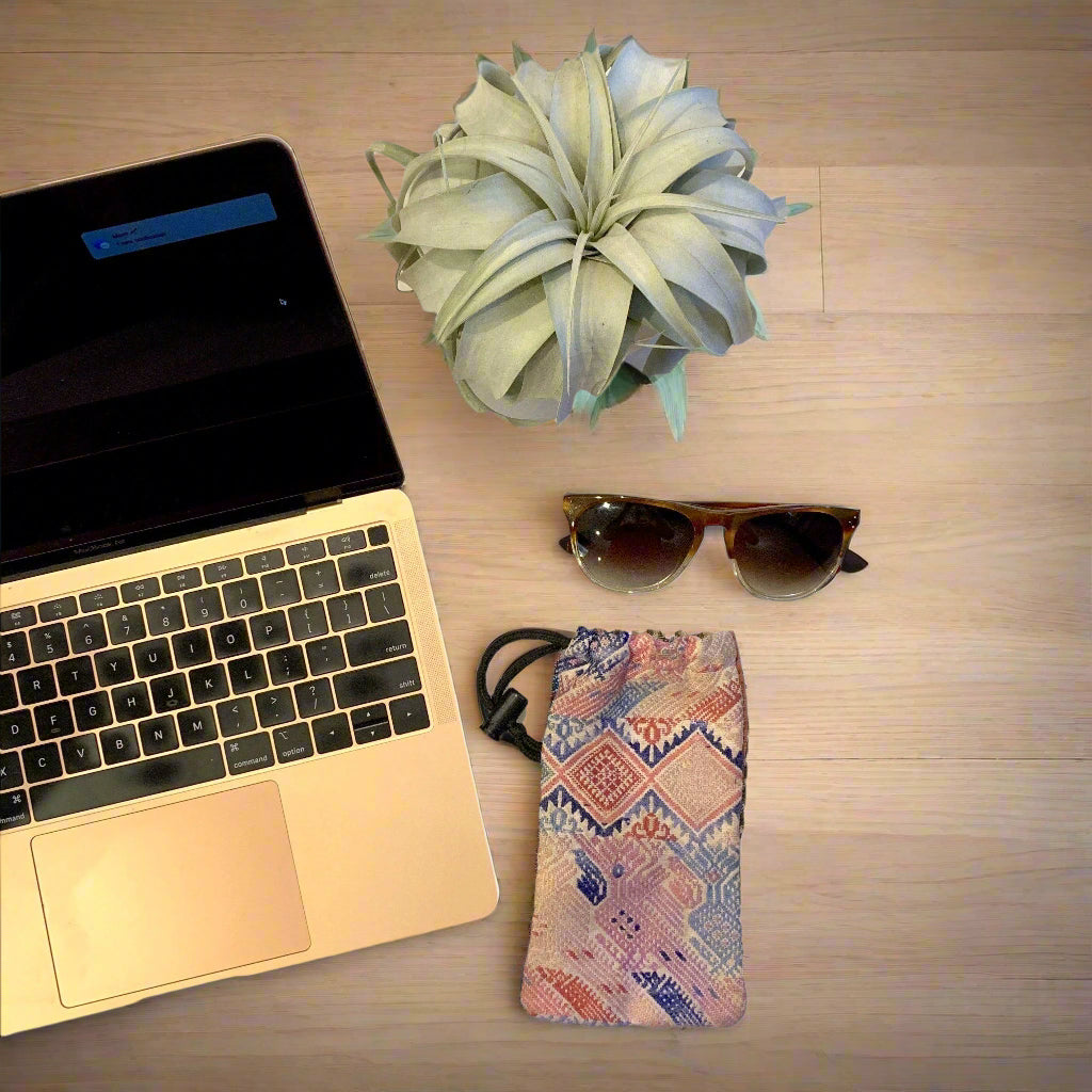 Seleccionar color: Estuche de gafas de sol | Gafas de ver de textil reciclado — Huipil único en su clase - Guatemala