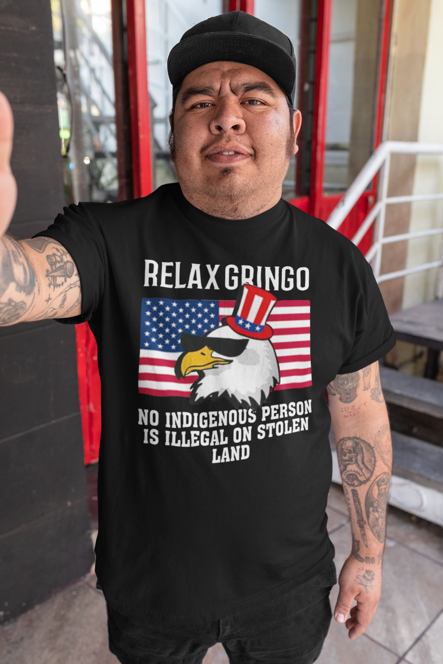 Relájate, Gringo, Ningún Indígena Es Ilegal en Tierra Robada Camiseta | Edición USA - Camisetas Latinas Virales Divertidas | Unisex - 3 Colores