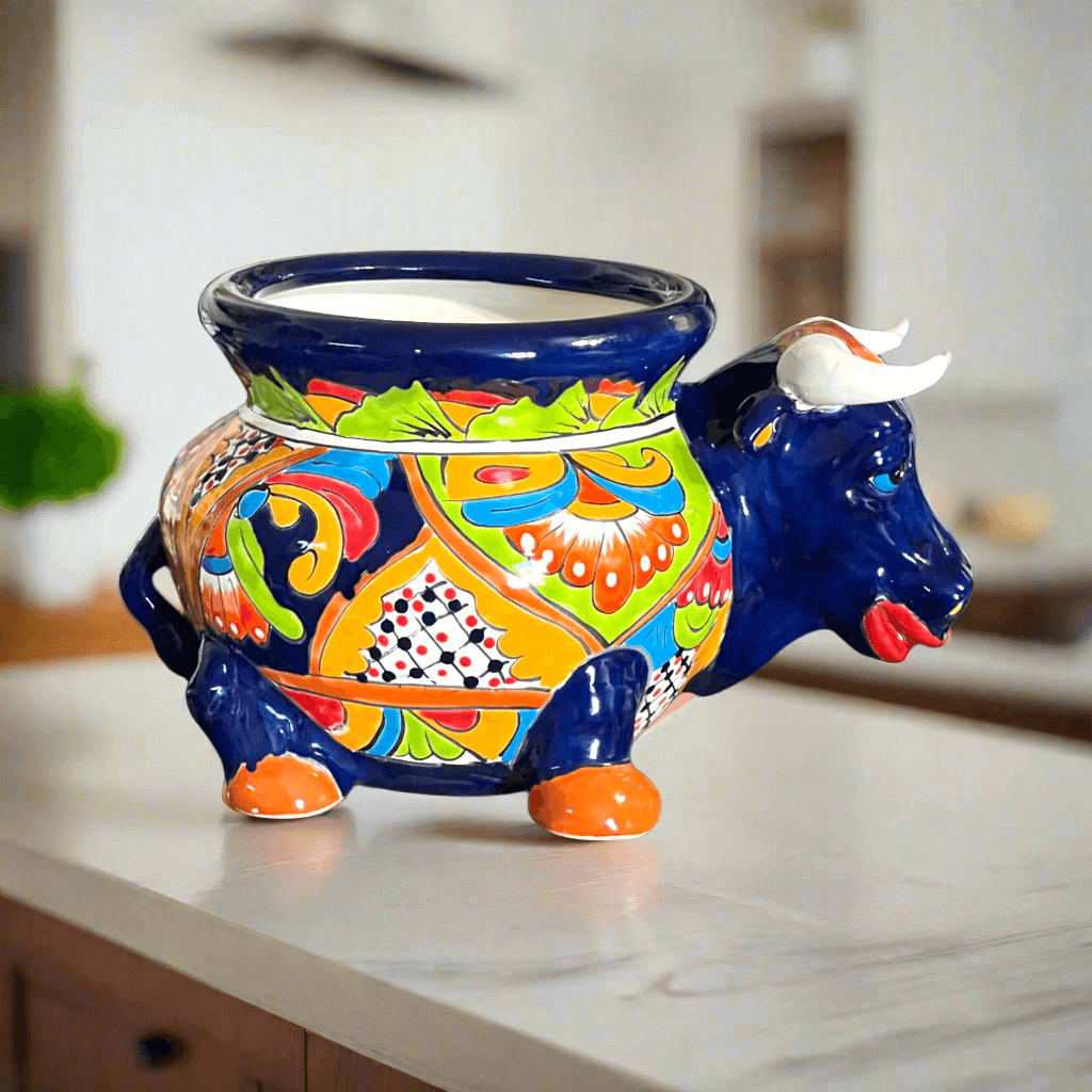 Maceta de cerámica de Talavera con forma de toro | Cerámica mexicana vibrante