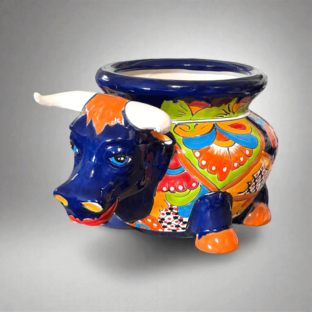 Maceta de cerámica de Talavera con forma de toro | Cerámica mexicana vibrante