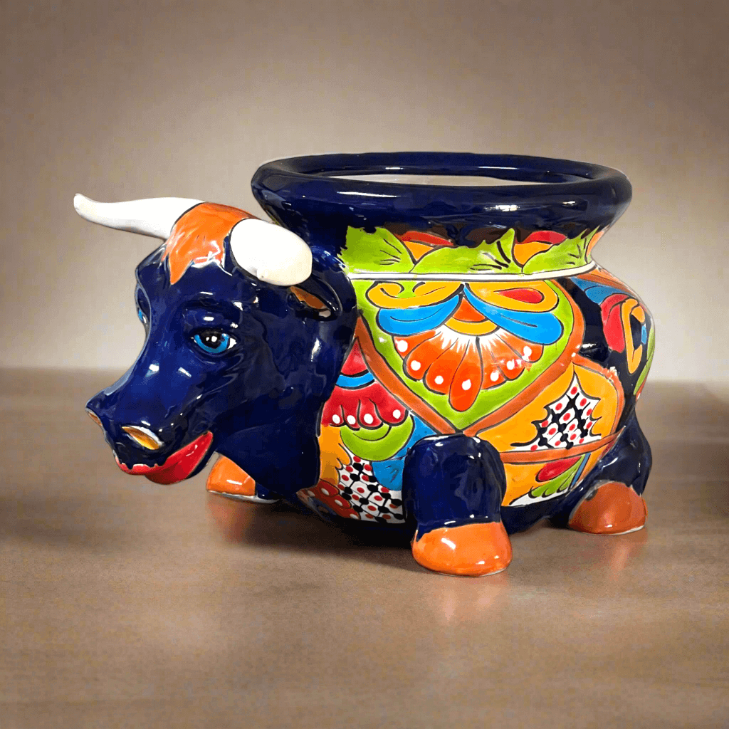 Maceta de cerámica de Talavera con forma de toro | Cerámica mexicana vibrante