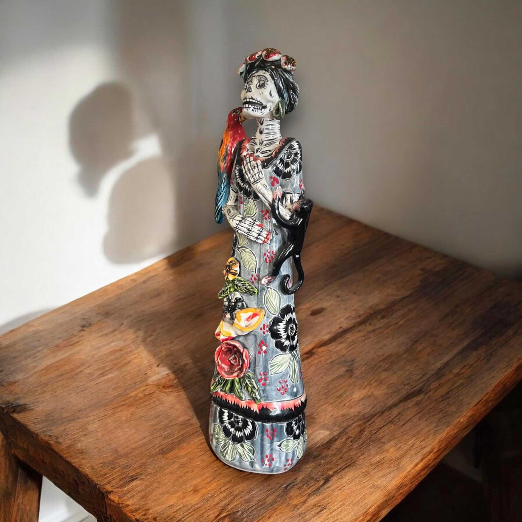 Figura de Catrina de Talavera | Esqueleto del Día de Muertos con Mono y Pájaro