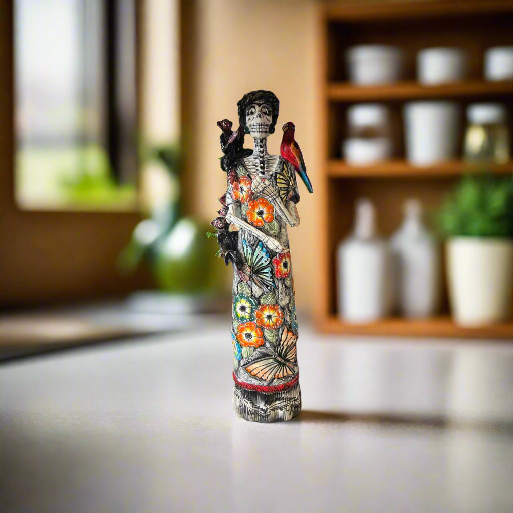 Figura de Catrina de Talavera | Esqueleto del Día de Muertos con Mono y Pájaro