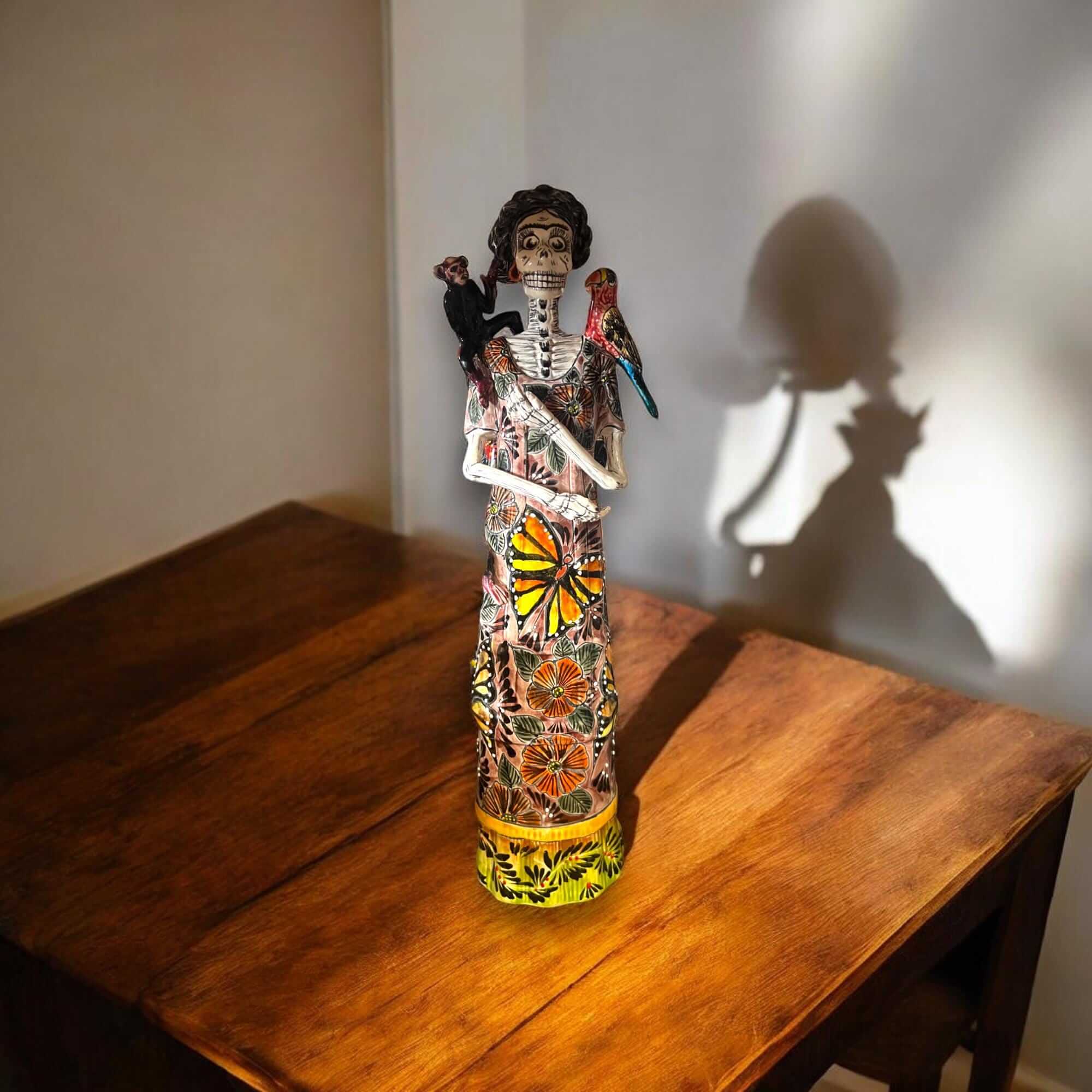 Figura de Catrina de Talavera | Esqueleto del Día de Muertos con Mono y Pájaro