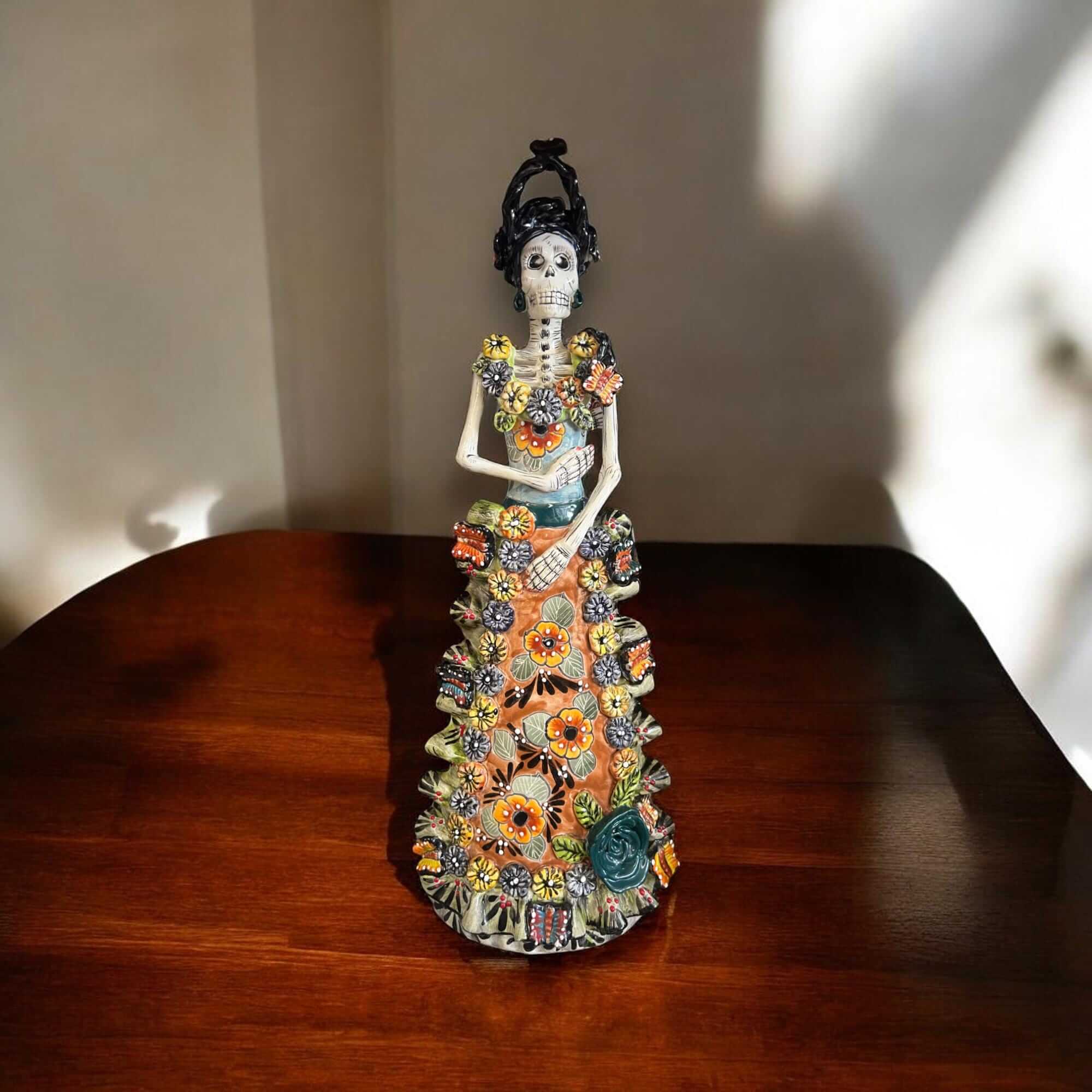 Figura de Catrina de Talavera del Día de Muertos | Peinado recogido con vestido vibrante
