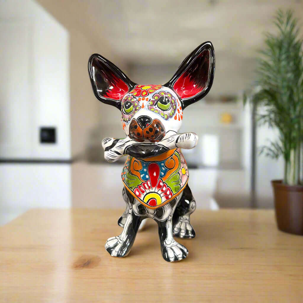 Talavera Chihuahua Sosteniendo Hueso | Figura de Perro del Día de Muertos