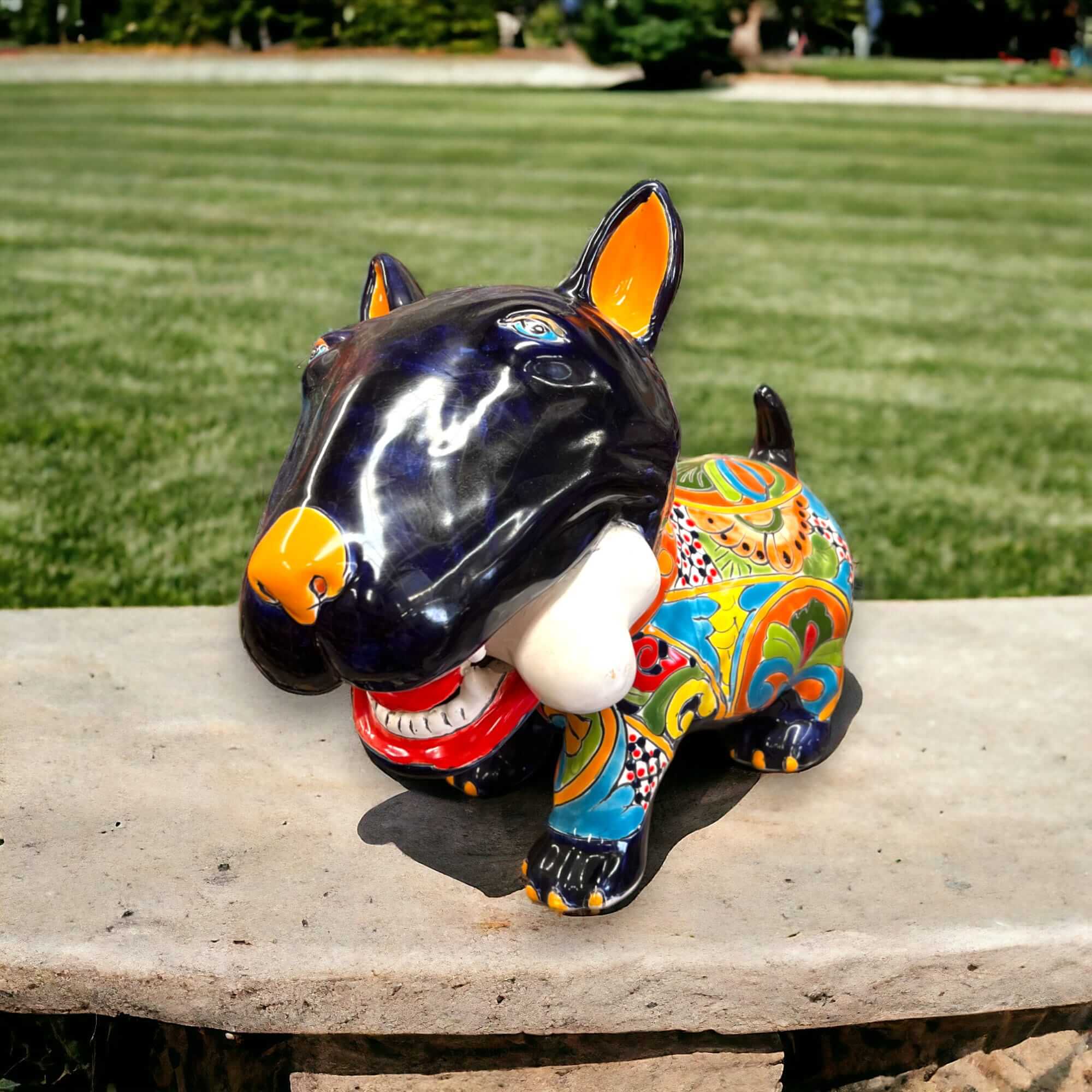Decoración de Talavera Bull Terrier | Perro de cerámica pintado a mano con hueso (Extragrande)