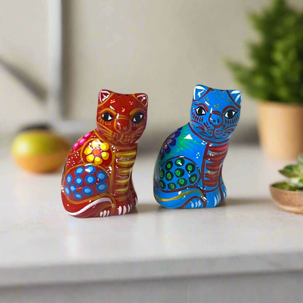 Juego de 2 saleros y pimenteros de talavera con forma de gato | Cerámica pintada a mano