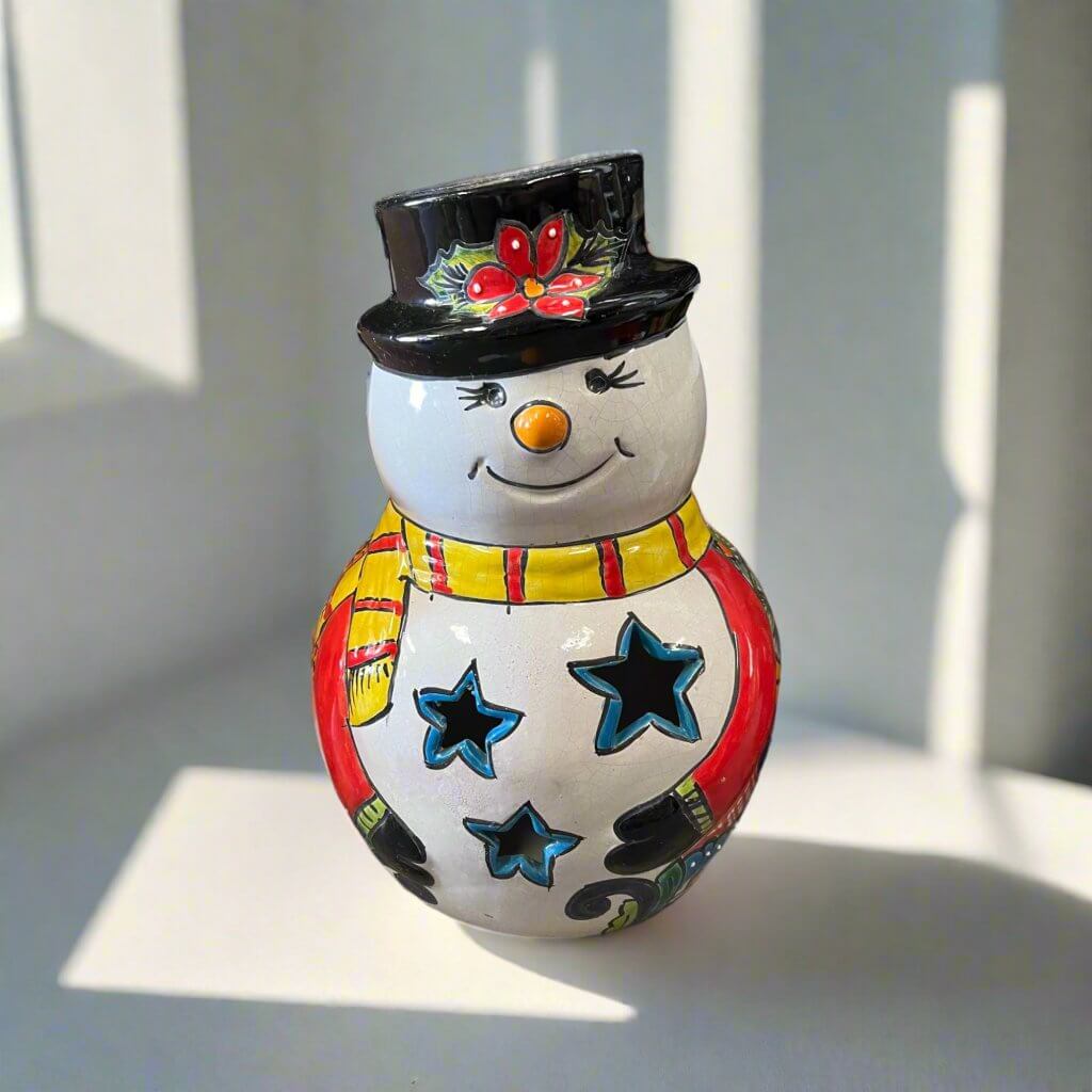 Figurilla de muñeco de nieve de Talavera | Arte festivo navideño pintado a mano
