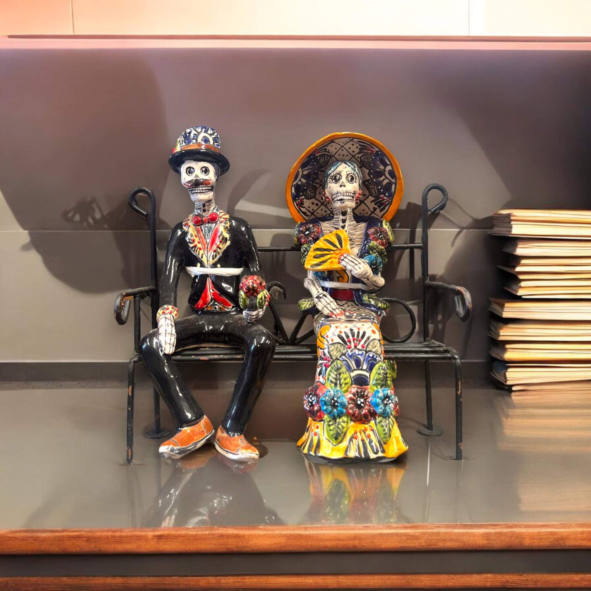Pareja de esqueletos de Talavera en banco | Decoración mexicana del Día de Muertos
